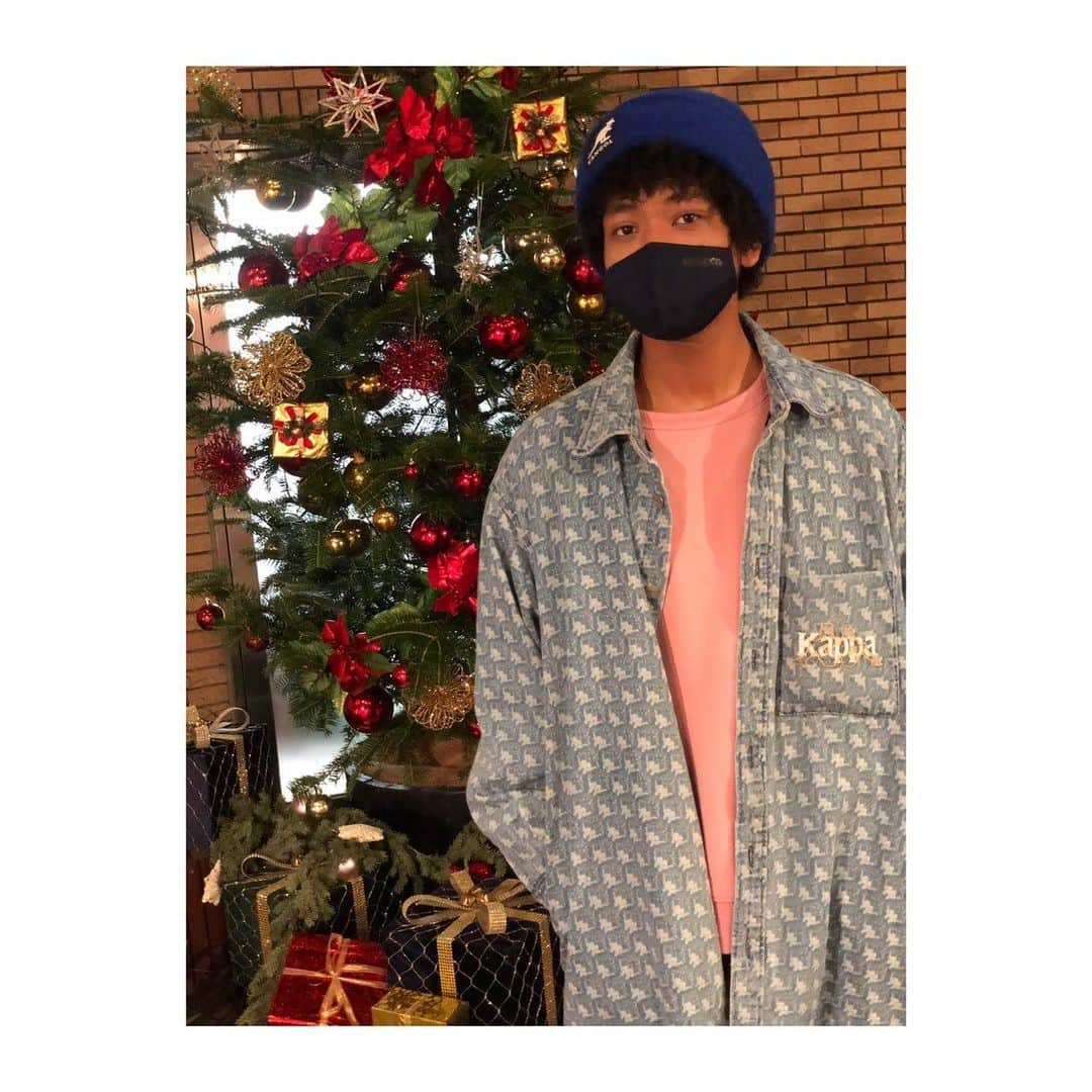 BmF【公式】のインスタグラム：「🎄🎅🏾 Belated Merry Christmas!🎅🏾🎁  ★★★★★ 今年はおうちで大好きな洋画を見て過ごしました🏠 特に好きなのは実写の｢グリンチ｣☆  #IZARION 🇯🇵×🇬🇳 🧑🏾‍🦱 #BmF #ビーマイナーエフ #メンズコーデ #18歳 #ハーフ #洋画好き #おうちでクリスマス #xmas 🎂 #photooftheday #ファッション #fashion #グリンチ #Grinch #style #trend #code #ootd #tflers  #instagood #ig_japan」