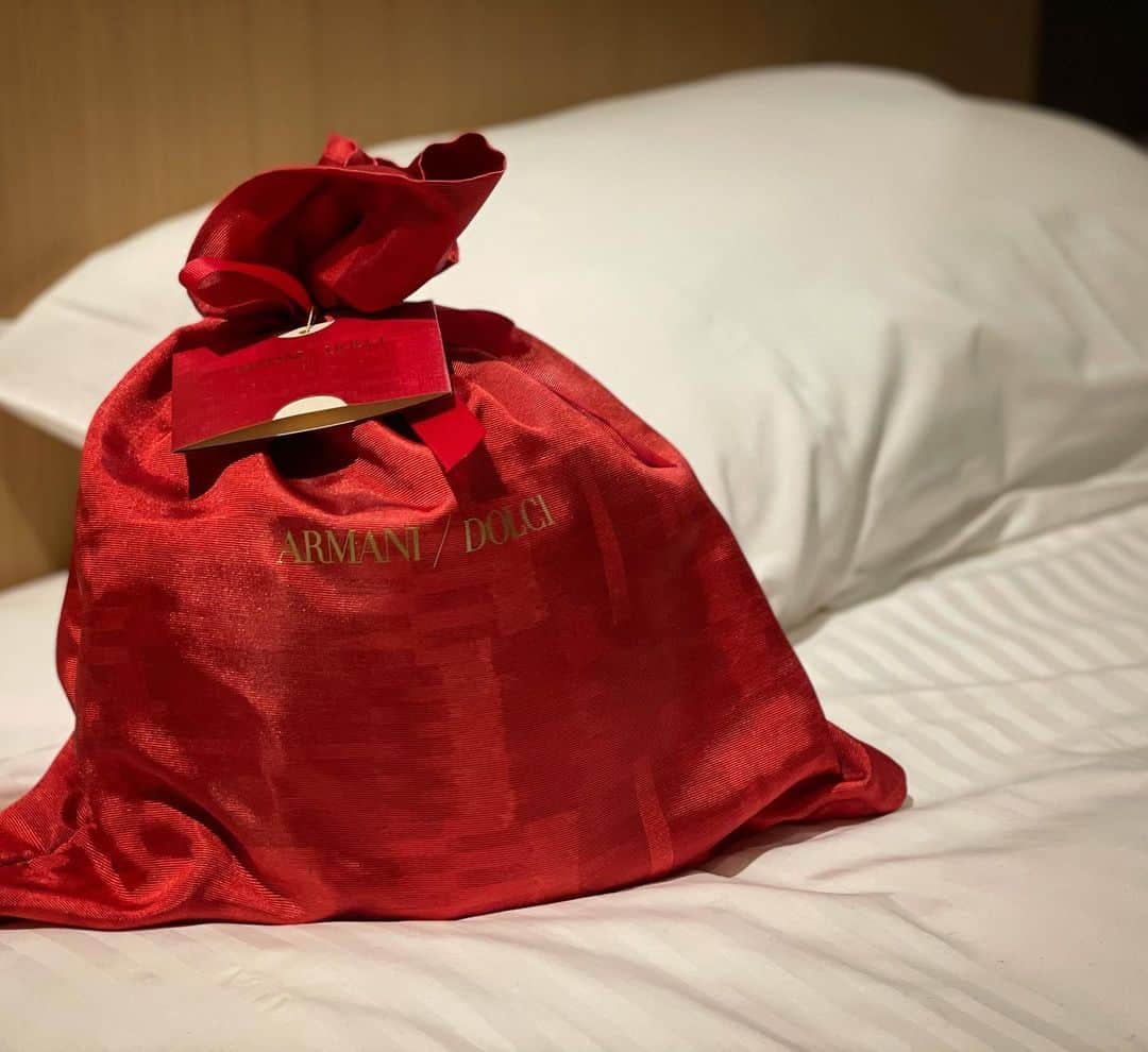 中村克のインスタグラム：「サンタさんがプレゼントを置いていってくれたみたい🎁🎄  アルマーニにはドルチェもあるんです🤤  #armanidolci」