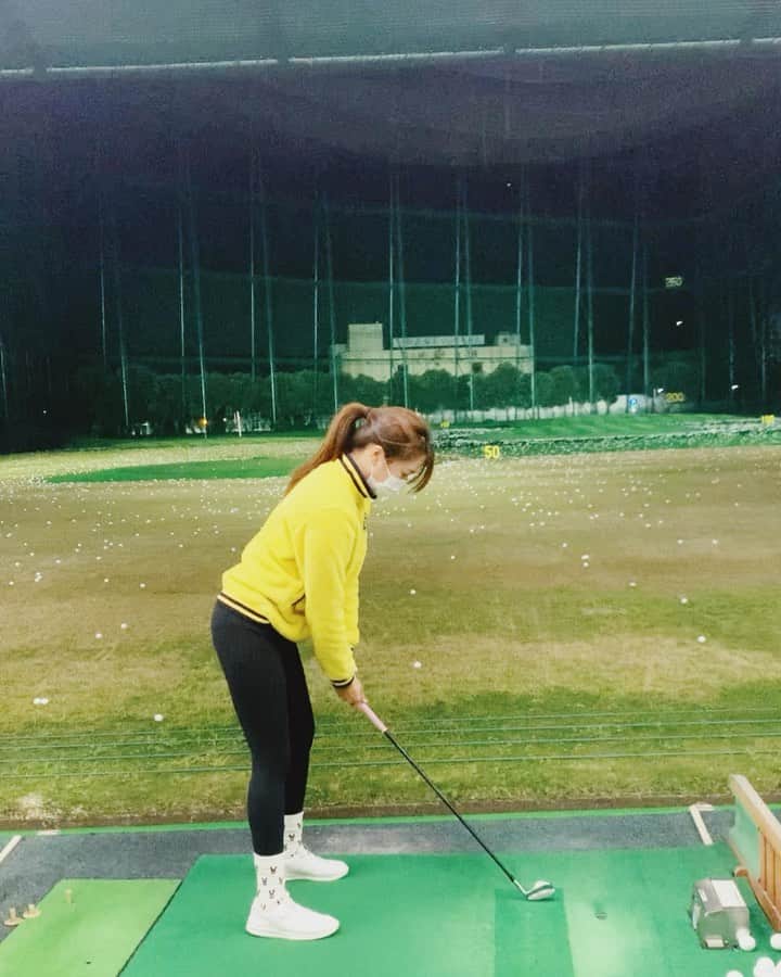 のインスタグラム：「冬ゴル❄️ 寒さ対策したらこうなった🥶 . スイングの感じはいい❄️ .  #golf #golfstagram #golfswing #golflife #golfgirl #golfwear #jackbunny #no1grip #ayproject #newbalance #ゴルフ #ゴルフ女子 #ゴルフスイング #ゴルフウェア #ゴルフウェア #ゴルフコーデ #ゴルフスイング動画 #ゴルフ好き #ジャックバニー #ニューバランス」