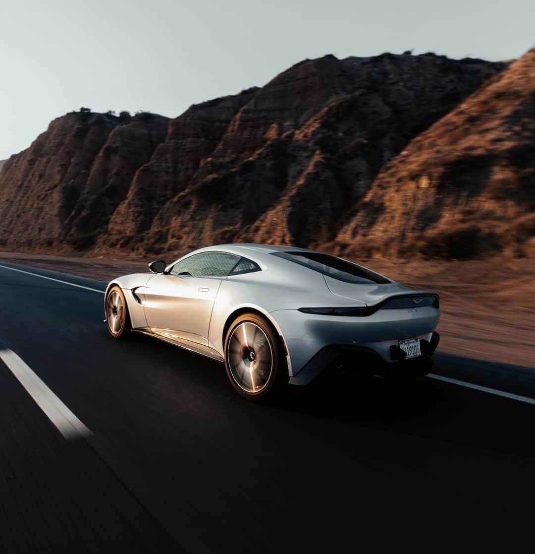 のインスタグラム：「Boxing Day drive – where would you take Vantage?  📸 @moliverallen   #AstonMartin #Vantage」