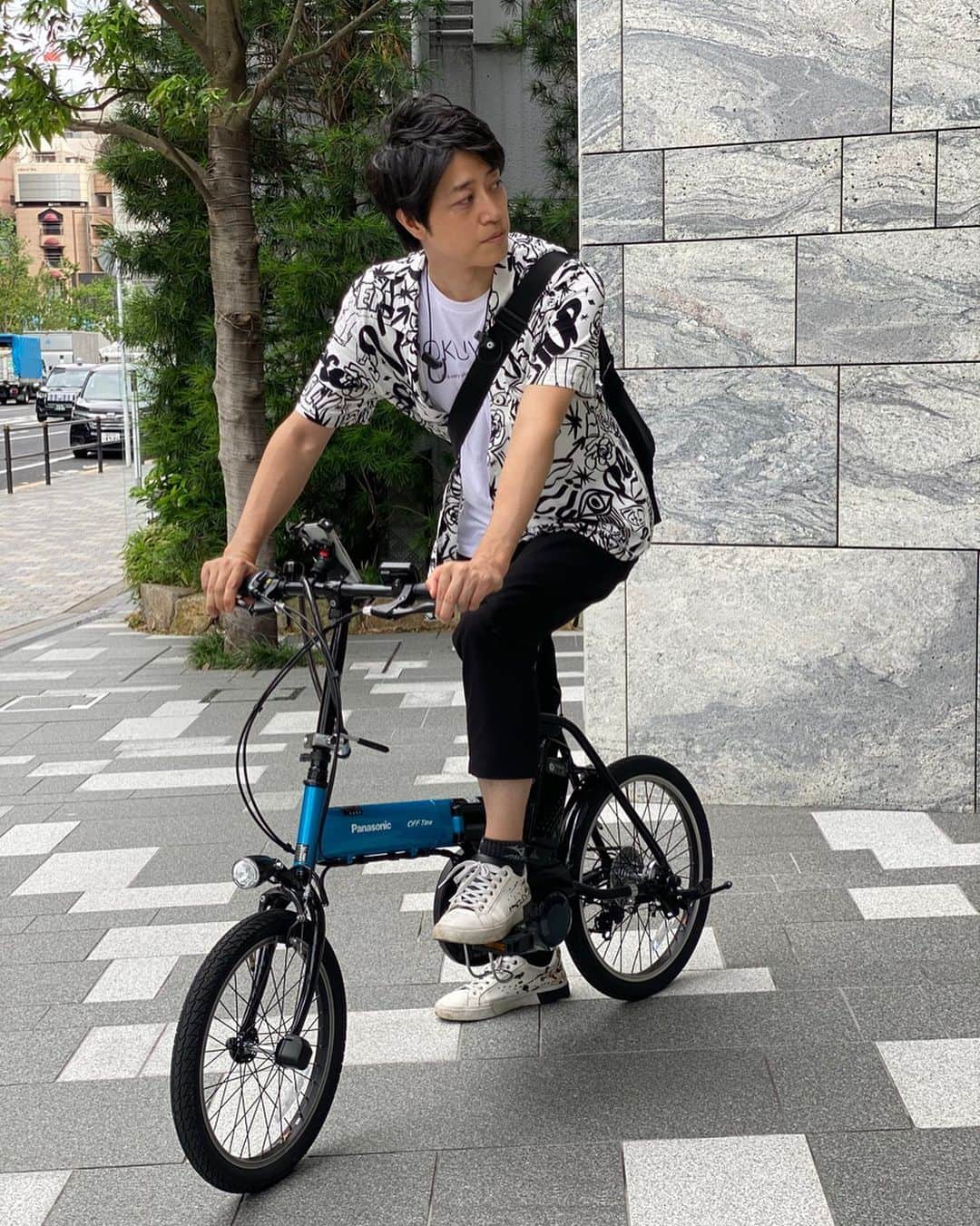 高倉陵さんのインスタグラム写真 - (高倉陵Instagram)「2020のタカクライフMVP 折り畳み電動自転車。 行動的になった。 生活が変わった。 運動になった。 ありがとう。  #オフタイム #電動自転車 #パナソニックオフタイム #折り畳み電動自転車 #電動アシスト自転車 #自転車男子  #三拍子 #三拍子高倉 #高倉陵 #comedian #comedy #japanese #Japan #funny #instalike #お笑い #お笑い芸人 #芸人 #漫才師 #manzai #お笑いライブ #instafanny #intersting #standupcomedy #standupcomedyshow」12月26日 18時51分 - takakulife