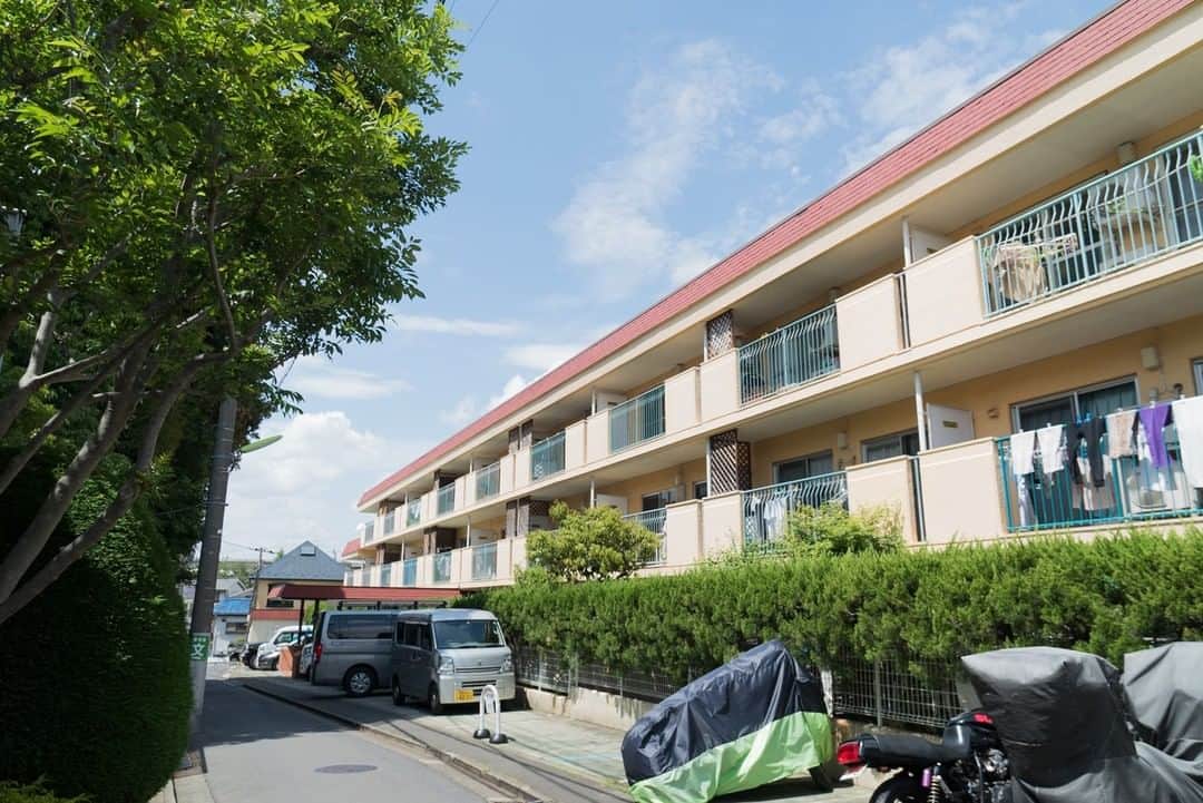 せたがやクラソンのインスタグラム：「『メンバーが選ぶ！今年のナンバーワン部屋！🏠〜2020〜』  さて、2020年も残すところあと少しですね。 みなさんどんな1年だったでしょうか…😌  今年もクラソンメンバーは、様々なお部屋の内見に行きました。 その総数、294件！🎉  いろんなお部屋があった中でメンバーが個人的に「ナンバーワン！」と思ったお部屋をふりかえってみました！来年の目標、メッセージとともにどうぞ🕊  ________________________________________________  【やまぐち今年のナンバーワン部屋！🏠】  物件タイトル：『人気者駒沢リノベ 206』  古きを愛で、新しきを慈しむ暮らしができそうだから。 見た目（外観）も性格（内装）も程よくて、すごくタイプです！  ________________________________________________  🌅来年挑戦したいこと 暖かくなったら、山登りやロングトレイルに挑戦したいです〜🗻  🗣みなさまへひとこと 2021年はクラソンにとって変化の年にしていきたいです。ご期待くださいませ！  ▶️次回はやましたのナンバーワンです。乞うご期待💪 __________________________________________________________________  #せたがやクラソン #せたがやンソン #賃貸 #お部屋探し #オンラインお部屋探し  #引っ越し #内見 #部屋 #ワンルーム #ひとり暮らし #ふたり暮らし #好きな街 #暮らしを楽しむ #キッチン #家具 #世田谷 #賃貸インテリア #リノベーション #コンシェルジュ #世田谷のお部屋探し #ゆく年くる年 #松陰神社前 #ナンバーワン #部屋の写真 #感謝 #レトロインテリア #お正月」