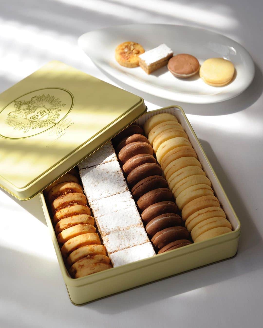 Hanako公式さんのインスタグラム写真 - (Hanako公式Instagram)「2020年人気スイーツ投稿をプレイバック🍰﻿ ﻿ 〈銀座ハプスブルク・ファイルヒェン〉のクッキー🍪「オーストリアの伝統的なクッキーの、ソフトでしっとりした食感がくせになる味。シンプルな見た目、素朴でずっしりとした重みが特徴。クッキーが綺麗にぎゅっと並んだ感じがたまらないです」﻿ ﻿ Navigator：大谷有紀／現在、〈松屋銀座〉で開催中の『ムーミンコミックス展』ではアートディレクターを担当。広告、プロダクト、空間など幅広く活動中。﻿ ﻿ ﻿ ＼#Hanakogram 投稿募集中／﻿ 📌お題は 「#スイーツアワード2021」﻿ 今年あなたが出会ったスイーツの中で、これは2021年に流行るはず！と思ったスイーツを投稿してください。﻿ ﻿ 今回は特別企画として、Hanako賞に選ばれた投稿の中から編集長が特に注目した投稿を、Hanako公式アカウントでのご紹介に加えて、2021年1月28日発売のHanako「スイーツアワード2021」特集誌面でも掲載させていただく予定です。奮ってご応募ください。﻿ ﻿ 📌参加方法﻿ STEP1：お店で食べた、おうちで作った「スイーツアワード2021」に合う写真に#Hanakogram と #スイーツアワード2021 を付けて投稿。﻿ STEP2：Hanako編集部が毎月投稿を審査します。﻿ STEP3：Hanako賞に選ばれた投稿を、Hanako公式Instagramで紹介いたします。﻿ ﻿ 期間は2020/12/08〜2021/01/05。Hanako賞に選ばれた方には、「ぶどうの木×Hanako限定クレームブリュレタルト」をプレゼント🍮﻿ ﻿ みなさまの投稿、お待ちしております！﻿ ﻿ #Hanako #Hanako_magazine #テイクアウト #ランチタイム #おうちカフェ #テイクアウトスイーツ #おやつの時間 #おうちごはん #カフェごはん #コーヒーのある暮らし #パフェ #アイス部 #チョコ好き #パン好き #甘党 #バターサンド #バスクチーズケーキ #かたいプリン #ショートケーキ #トースト部 #クッキー缶 #おやつレシピ #クッキー缶 #銀座ハプスブルクファイルヒェン #焼き菓子 #銀座スイーツ」12月26日 18時57分 - hanako_magazine