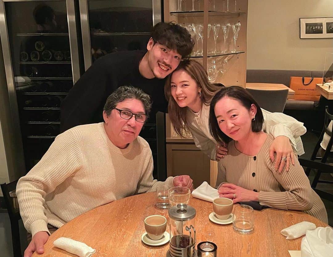 ステファニーのインスタグラム：「🎅🏼🎄🍽❤️🌟 Happy Family Merry Christmas Eve!! でした♡。 智也ありがとう！ みんないつもありがとう！」