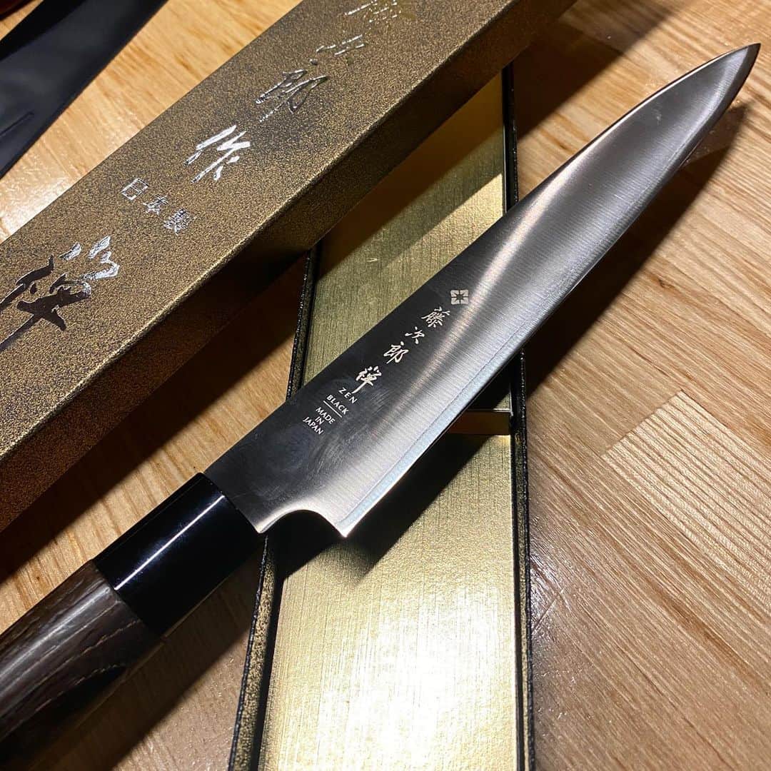 塩顔チワワのインスタグラム：「新しい包丁🔪 やっぱり黒はカッコ良すぎてテンションぶち上がり⭐️ . . 女性は化粧品を集める💄 俺は包丁を集める🐶」
