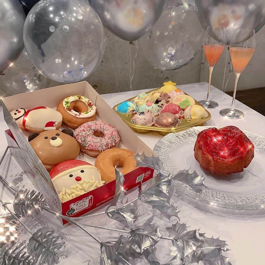 Chiharuのインスタグラム：「❤︎ 桃のシャンパン、りんごのケーキ、クリスピークリームドーナツとサーティーワン🥰 甘いもの好き〜🌞 . 甘いのばっかりだけじゃなくて写真に映らないところで焼き鳥とマックとスト缶キメたよ✨ ❤︎ #ストロングゼロ　#スト缶　#飲酒タグラム #クリスマス　#クリスマスパーティー #クリパ　#女子会　#ホームパーティー　#ホムパ　#クリスピークリームドーナツ #サーティーワン　#ケーキ　#バルーン　#風船　#シャンパン　#おうちカフェ #うちカフェ #カフェ部　#スイーツ　#スイーツ好きな人と繋がりたい #スイーツ部　#christmas  #christmasparty #girlsparty #donuts #icecream #cake #champagne #party」