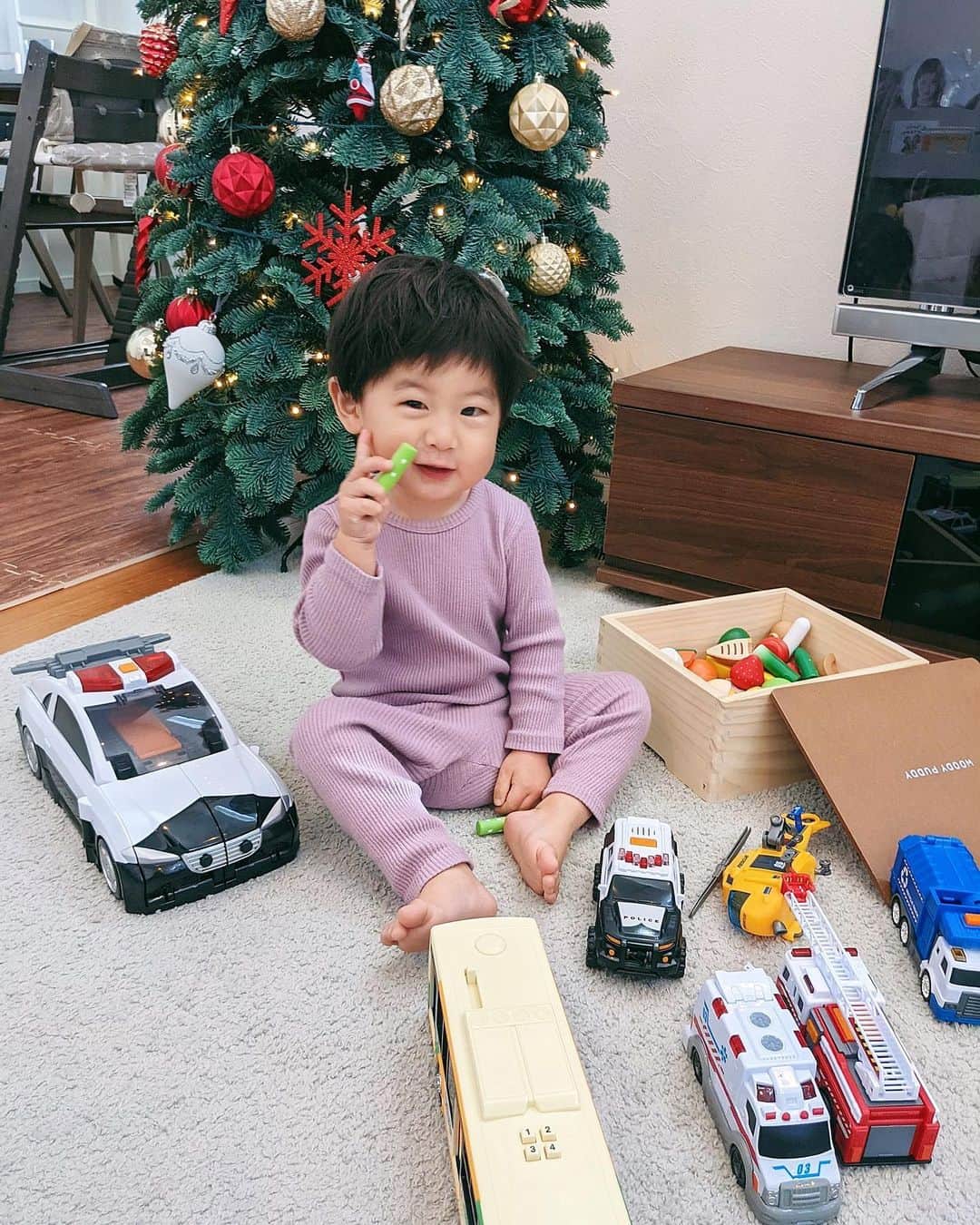 ソンイのインスタグラム：「２５日の朝🎅🏼🎁 たくさんの車と🚓おままごと木製知育玩具🍅🫑🍋  サンタさんにリクエストしていた車のおもちゃがいっぱいで「わぁ！わぁ！」と大喜び👦🏻 初めての光景にパパママは胸がいっぱい😭❤️ 去年は9ヶ月でまだクリスマスをわかってなかったから🥺  サンタ役任務の幸せを感じた特別な朝だった🎅🏼❤️  #1歳9ヶ月 #男の子育児 #クリスマスプレゼント」