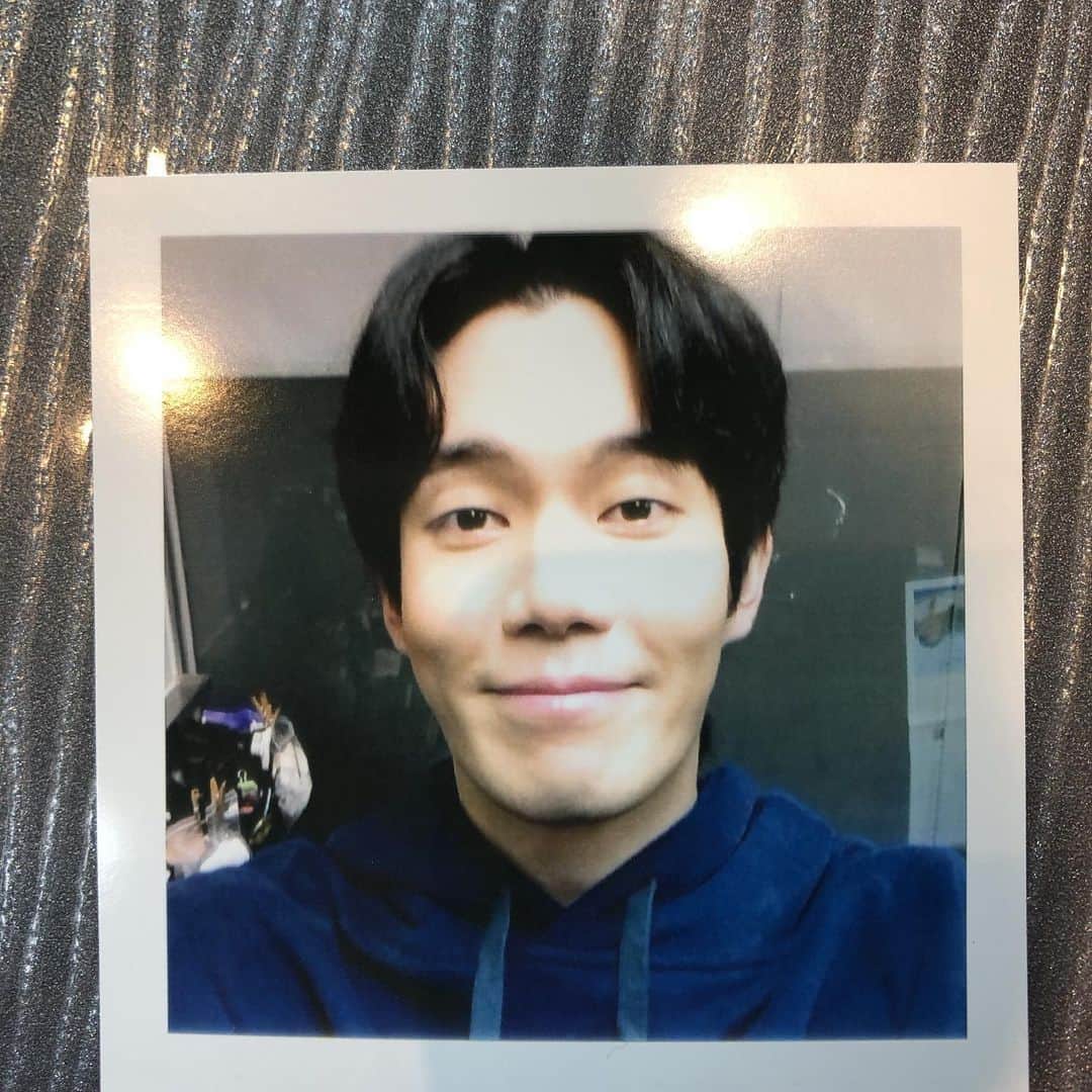 リュ・ギョンスのインスタグラム：「촬영장에서 즐겁고 파이팅있게 보낸 20대 마지막 크리스마스. D-6」