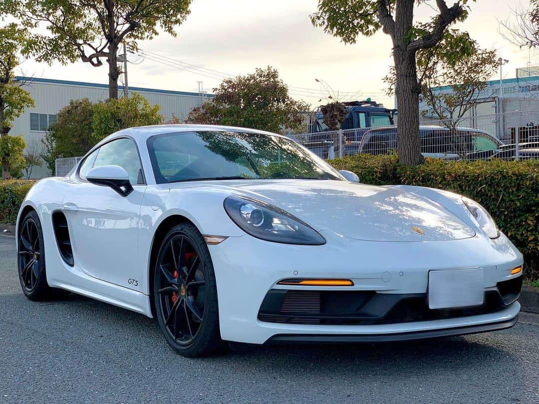 のインスタグラム：「珍しいお車が入庫いたしました( ˊᵕˋ ) . «18y Porsche 718Cayman GTS» ☆ディーラー車 ★走行 120km ☆車検 2021年(R3)10月迄 ★スポーツエグゾーストシステム 左ハンドル(限定車)のMT車です🔥🔥🔥 . 詳細情報は、近日公開いたしますので プロフィールからリンテックホームページの 在庫情報を要チェックです☆彡 . 少しでもご興味のある方は お気軽にお問い合わせ下さいませ🎶 ☎️078-858-0400 📩lintec@lintec-kobe.co.jp . #ポルシェ718ケイマン #718ケイマンgts #porsche718cayman #718cayman #718caymangts #左ハンドルmt車 #スポーツエグゾースト #ポルシェ981 #porsche981 #ポルシェケイマン #ポルシェ981ケイマン #981ケイマン #porsche981cayman #ポルシェケイマンs #porsche981caymans #ポルシェのある風景 #ポルシェのある人生 #ポルシェのある生活 #ポルシェ好きな人と繋がりたい #欧州車好き #車好きな人と繋がりたい #車好きな人と繋がりたいフォローミー #車好き女子 #車好き男子 #ドライブデート #助手席担当 #神戸 #六甲アイランド #中古車販売店 #リンテック神戸」