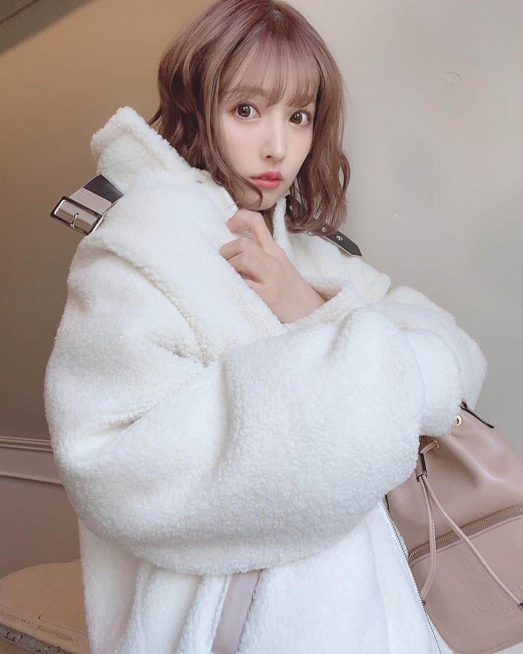 三上悠亜さんのインスタグラム写真 - (三上悠亜Instagram)「miyour’sのボアブルゾン🎀 ﻿ 軽くてあったかいよ🧸 首まで閉めたらマフラーみたいにあったかい👶🏻🧣﻿ 袖も広いので中に厚手のトップス着ても全然へっちゃらなのです。 @miyours.jp  #みーゆあーず」12月26日 19時26分 - yua_mikami