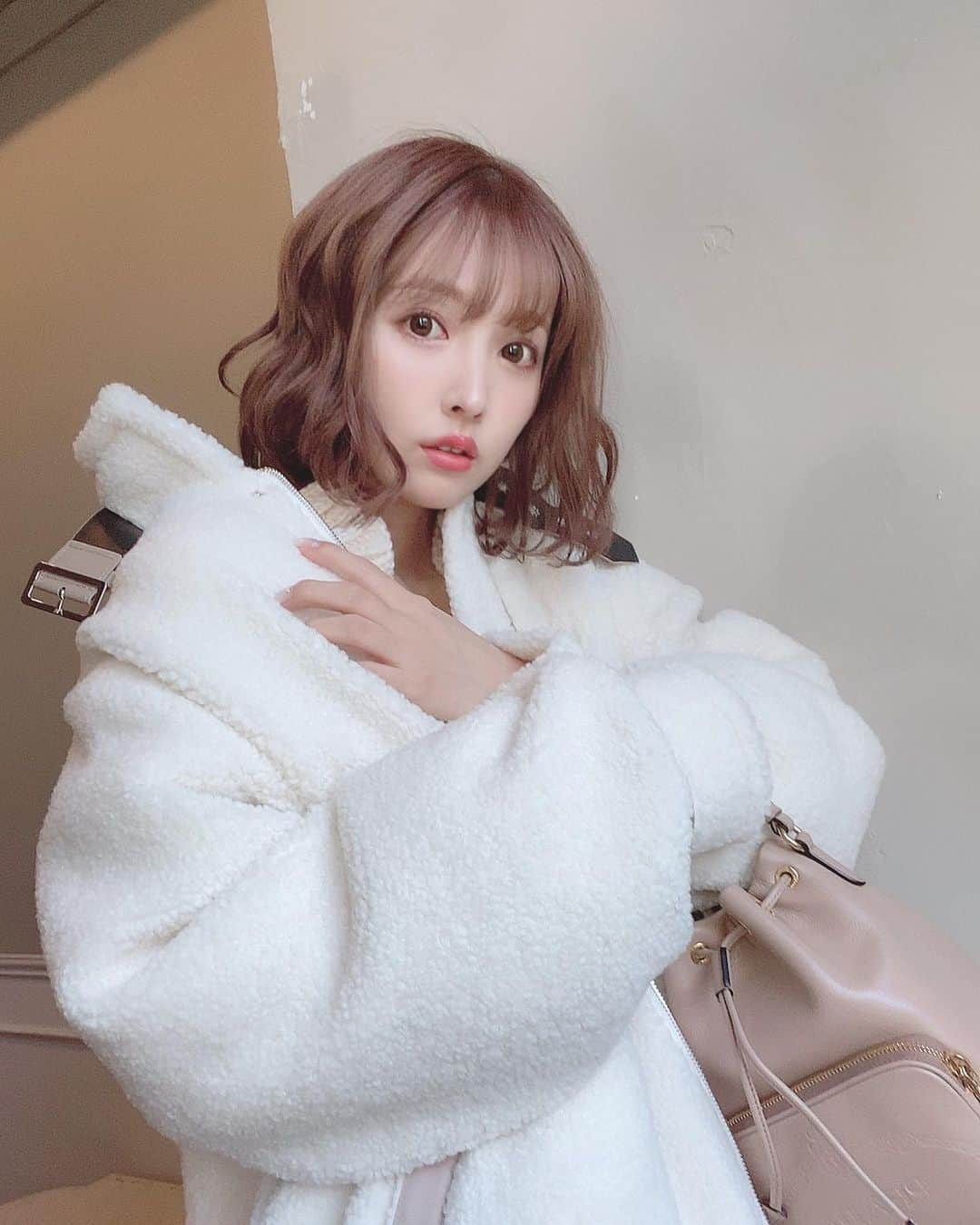 三上悠亜さんのインスタグラム写真 - (三上悠亜Instagram)「miyour’sのボアブルゾン🎀 ﻿ 軽くてあったかいよ🧸 首まで閉めたらマフラーみたいにあったかい👶🏻🧣﻿ 袖も広いので中に厚手のトップス着ても全然へっちゃらなのです。 @miyours.jp  #みーゆあーず」12月26日 19時26分 - yua_mikami