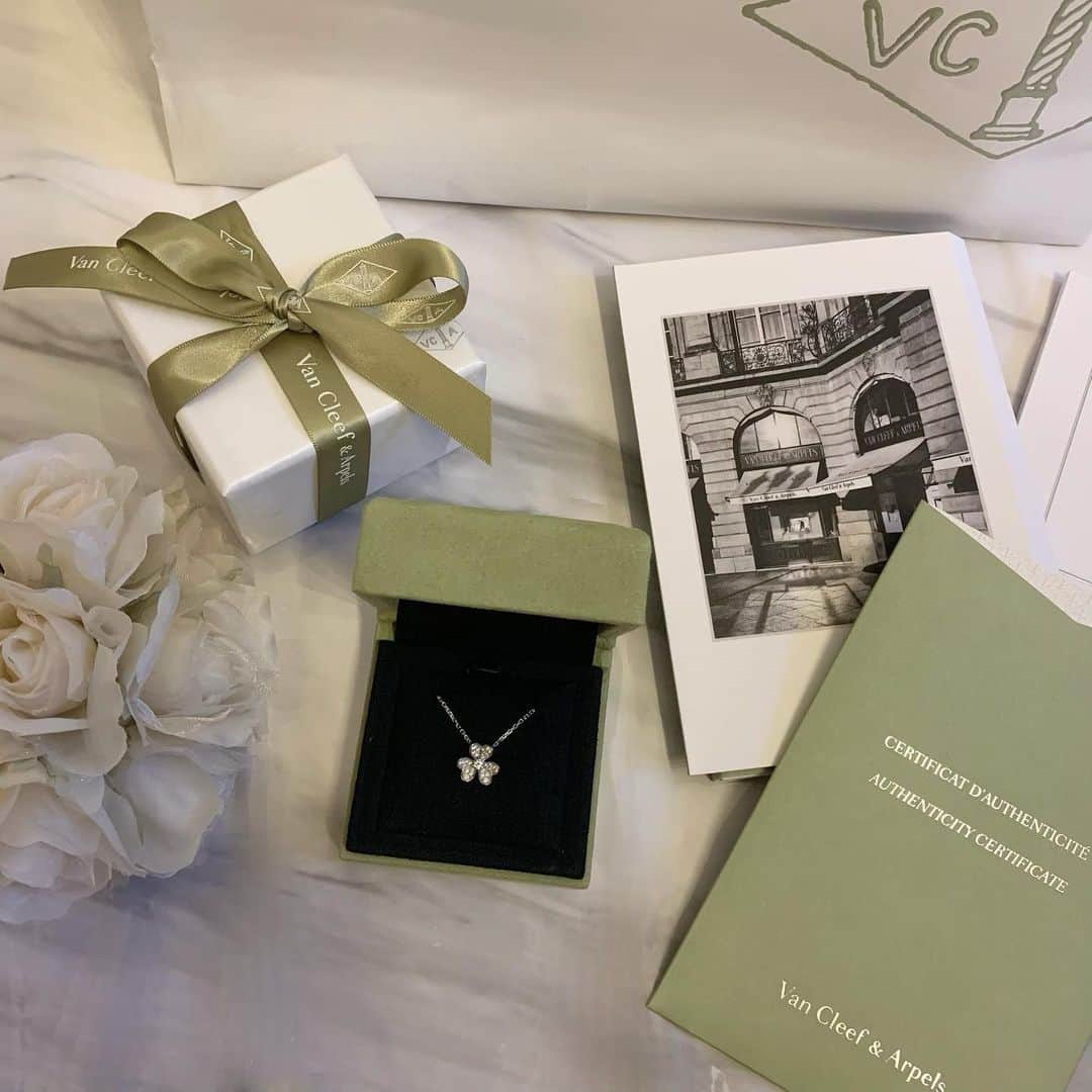 姫奈のインスタグラム：「. . ひなにもサンタさんからの present🎁がきてた🥺💓💓 . めっちゃ可愛いすぎた💠 いつも本当にありがとう✨ . . . #vancleefarpels #ヴァンクリ #フリヴォル #フリヴォルペンダント #クリスマス #クリスマスプレゼント #thankyou」