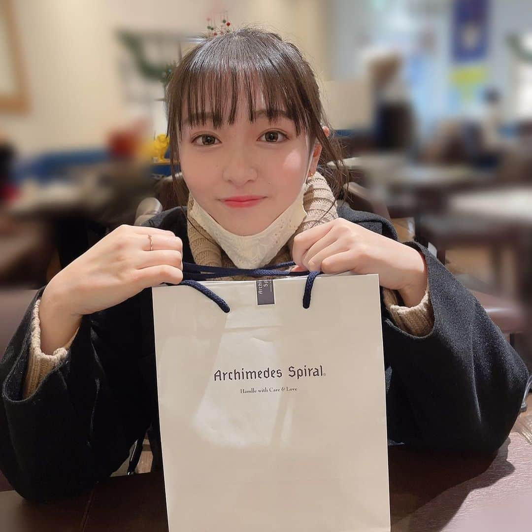 藤本りの加のインスタグラム：「今年もサンタさんやってきました🎅🏻 ・ プレゼント開ける時が1番楽しいよね🤤💫 ・ 中身は腕時計でした✨ ・ #クリスマス #めりくり #クリスマスプレゼント #xmas #present #merrychristmas #instagood #life #like #Instagram」