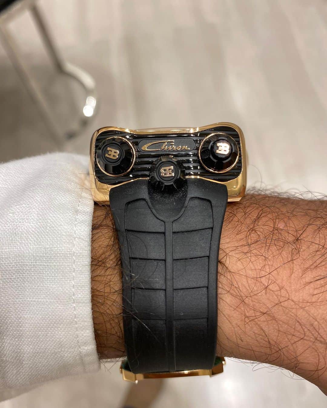 Daily Watchさんのインスタグラム写真 - (Daily WatchInstagram)「The @Jacobandco Bugatti Chiron Tourbillon recreates the famous Bugatti W16 engine in a timepiece. Visible from the top and through the Bugatti horseshoe grill, the animation and the inclined tourbillon are perfectly positioned to share this amazing movement which is comprised of 578 components 🤯 #DailyWatch」12月26日 19時20分 - dailywatch