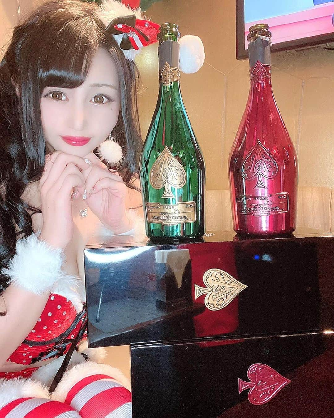 向日葵めいのインスタグラム：「#🍾#♠️#❤️#💚#🎅🏻🎄🎁  クリスマスカラーで揃えてくださいました♡♡  幸せ🥰💖  #アルマンド#アルマンドグリーン#アルマンドレッド#祇園#祇をん#夜華#クラブ#ニュークラブ#キャバクラ#キャバ嬢#マリームーン#malymoon#クリスマス#クリスマスカラー#サンタコス」