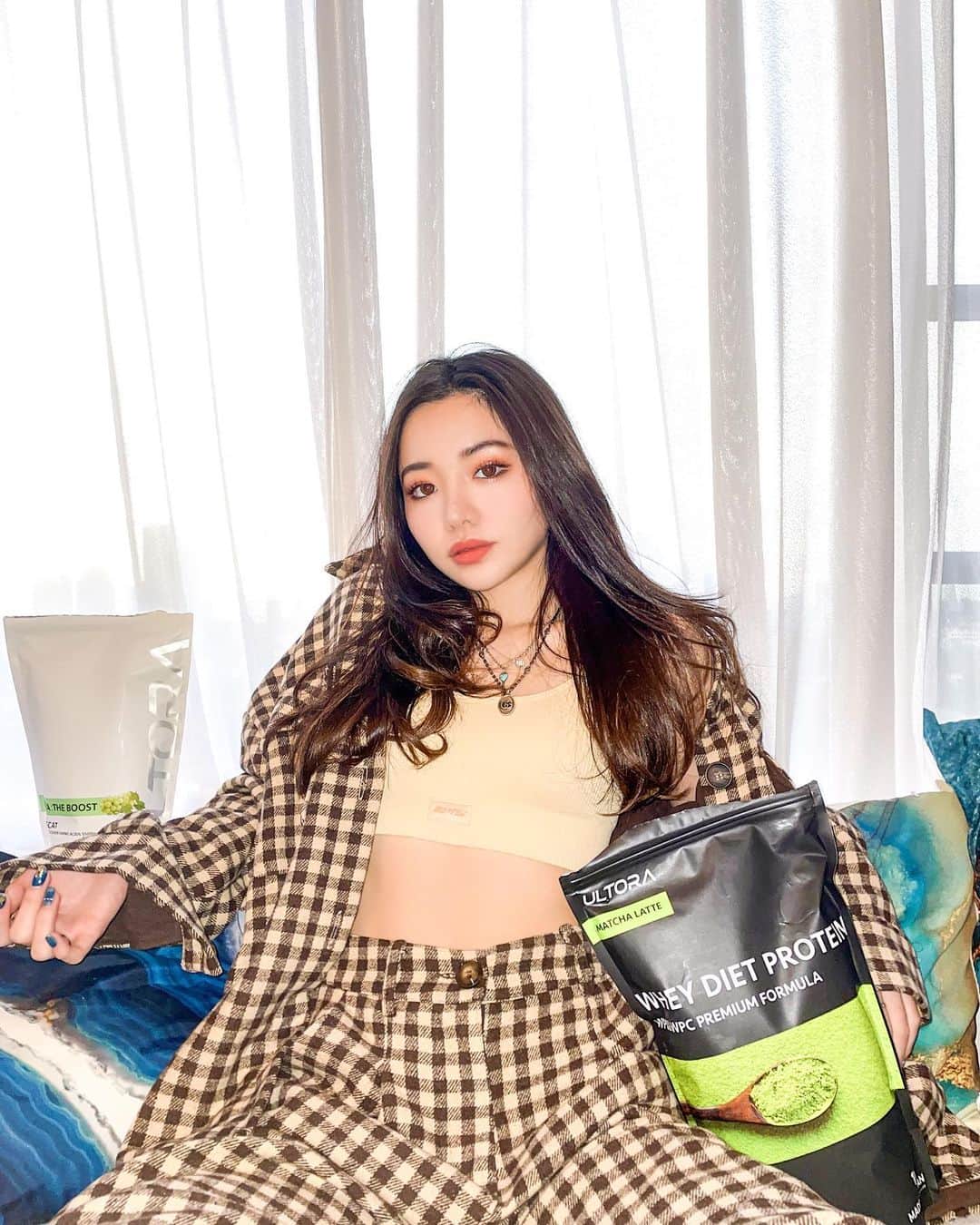 藤子さきのインスタグラム：「Twitterみてずっと目をつけてたULTORAのプロテイン！人工甘味料、合成着色料、保存料が入ってないのに美味しいって聞いていたので次のプロテインはコレにしようと思ってたんだけどめっちゃ美味しかった🌞  ワークアウト30分前にBCAAを飲んで終わったらプロテインを飲むのが私のオススメです🥰  #workout #protein #bodymaking #diet  #ultora #カラダ改革 #プロテイン #BCAA #ダイエット #pr #筋トレ」