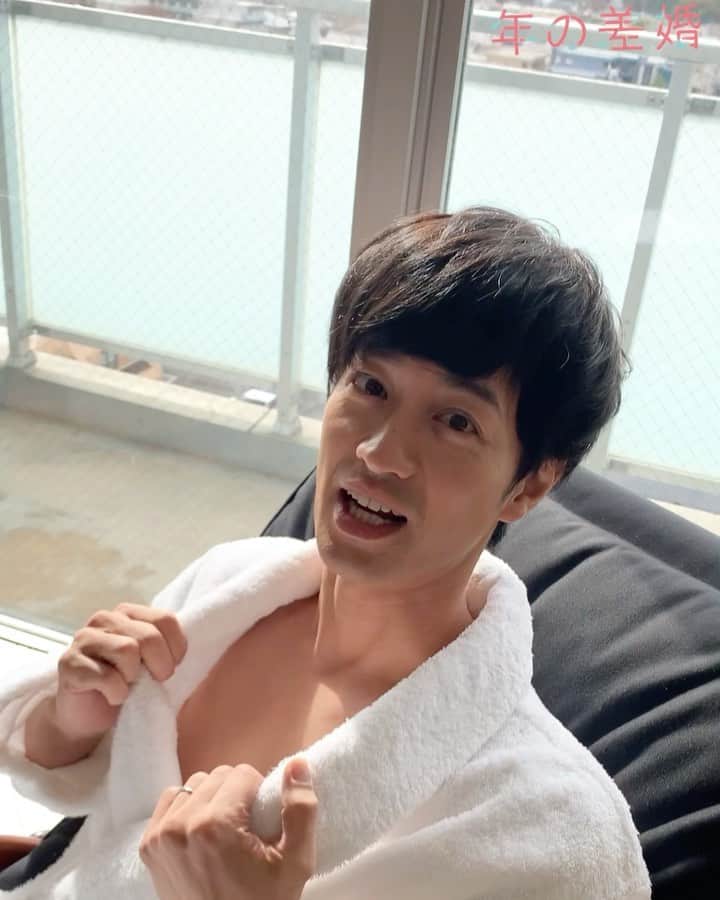 「年の差婚」ドラマイズム【公式】のインスタグラム：「. ／ ドラマ #年の差婚 💗 セクシー晴海さん😘😘 ＼  #クリスマスも終わって、 #なんだか少し寂しい...🥺🥺 #そんな今日はこんな動画を...🛁♡  ❄️1・2話の「おかわり」はコチラから❕ 　https://tver.jp/corner/f0064044  ❄️#テラサ でも独占配信中🥰 　https://www.videopass.jp/series/11167  #葵わかな #竹財輝之助 #松本若菜 #小野寺晃良 #吉野北人 #河井青葉 #徳井優 #吹越満 #原因は自分にある。#hankun #ドラマイズム #ほっこりキュン #晴海キュン #理音キュン  #ショーンキュン」