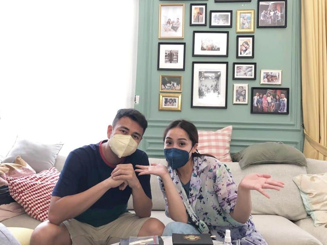 Raffi Ahmadさんのインスタグラム写真 - (Raffi AhmadInstagram)「Long weekend kita quality time dirumah aja ya sambil pesen makanan yang banyak hehe. Siap2 timbangan bisa naik deh. Buat kalian yang lagi kumpul bareng keluarga atau liburan, tetep perhatikan kesehatan ya. Jangan sampe kita menyebarkan virus ke orang terdekat kita.  Kita doakan yuk semoga vaksin yang sedang diuji klinis oleh pemerintah segera diedarkan.  Tapi meskipun vaksin sudah ada kita harus tetap patuhi dan laksanakan protokol kesehatan 3M ya(Menjaga jarak, Mencuci tangan dan Memakai Masker). Menjaga kondisi daya tahan tubuhmu juga harus kamu perhatikan ya sesuai Himbauan dari Komite Penanganan Covid-19 dan Pemulihan Ekonomi Nasional. Selalu pake masker mu dengan benar.   Kesehatan Pulih Ekonomi Bangkit dan Melindungi Diri Melindungi Negeri  #vaksinuntuknegeri #vaksinuntukkita #siberkreasi #kembaliberkreasi #kembalibersamakeluarga」12月26日 19時29分 - raffinagita1717