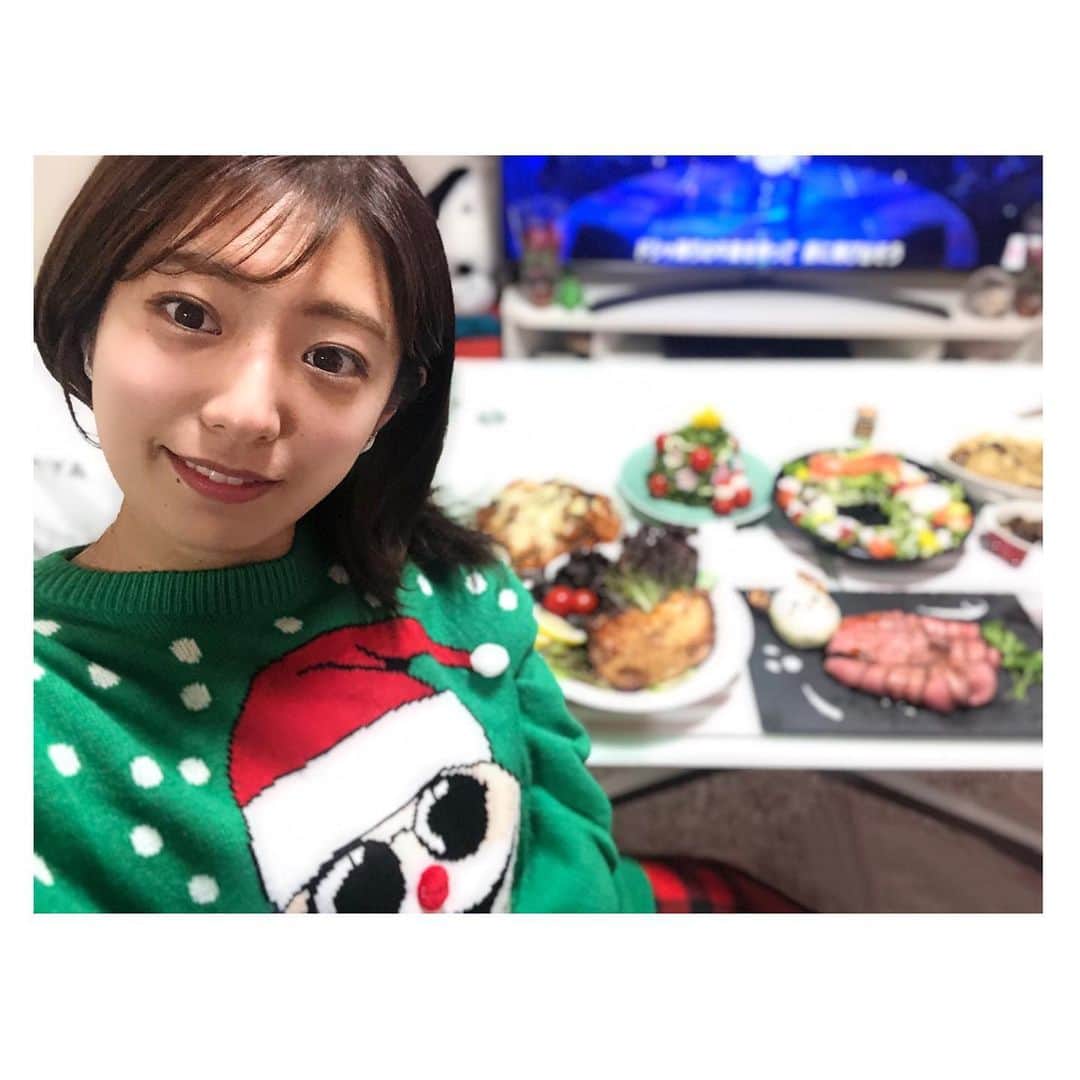 のインスタグラム：「🦌💫 . Merry Xmas🎄❤️ . 今年も安定の #一鶴 の骨付鳥を食べました☺️ 今年のクリスマスは 少しでも明るい気持ちにと思って 料理のデコレーションを 頑張りました🍗 . この１年で 料理の腕が上がりまくりです！笑 ただ、作りすぎてしまうんです😅 . 去年買ったアグリーセーター お気に入りです🎅👕 . #クリスマス #パーティー ? #ブロッコリーツリー #🥦 #リースサラダ #🥗 #ローストビーフ #ありがとうございます #マッシュポテト #トナカイ #ミニトマトサンタ 写ってないけど #冬野菜のトマト煮込み  #白菜のクリーム煮 #アヒージョ #カボチャスープ🎃」