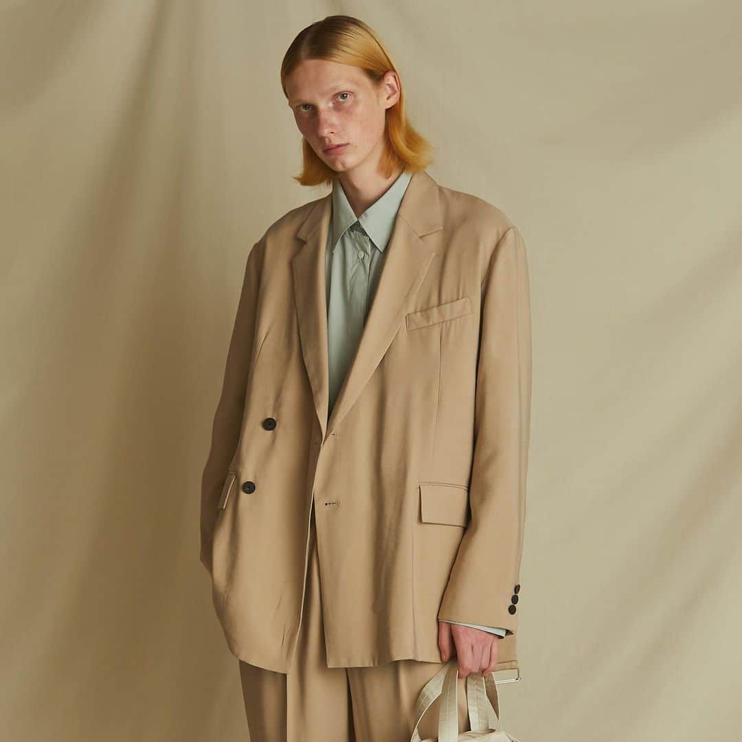 ウィザードのインスタグラム：「2021 SPRING SUMMER COLLECTION “SCREAMING LIFE"  DRAPE DOUBLE BREASTED JACKET  程良くハリを持たせたポリエステル混のレーヨンギャバを使用し、吸湿性の高いレーヨン素材は快適な着心地のジャケットとなっています。  OFFICIAL WEB STORE  https://wizzard.stores.jp/  #wizzard_fac #wizzard #fashion #tokyofashion #streetfashion #fashionphoto #designersbrand #domesticbrand #mensfashion #2021ss #ウィザード #ダブルブレストジャケット  #ジャケット  #ファッションブランド  #メンズファッション」
