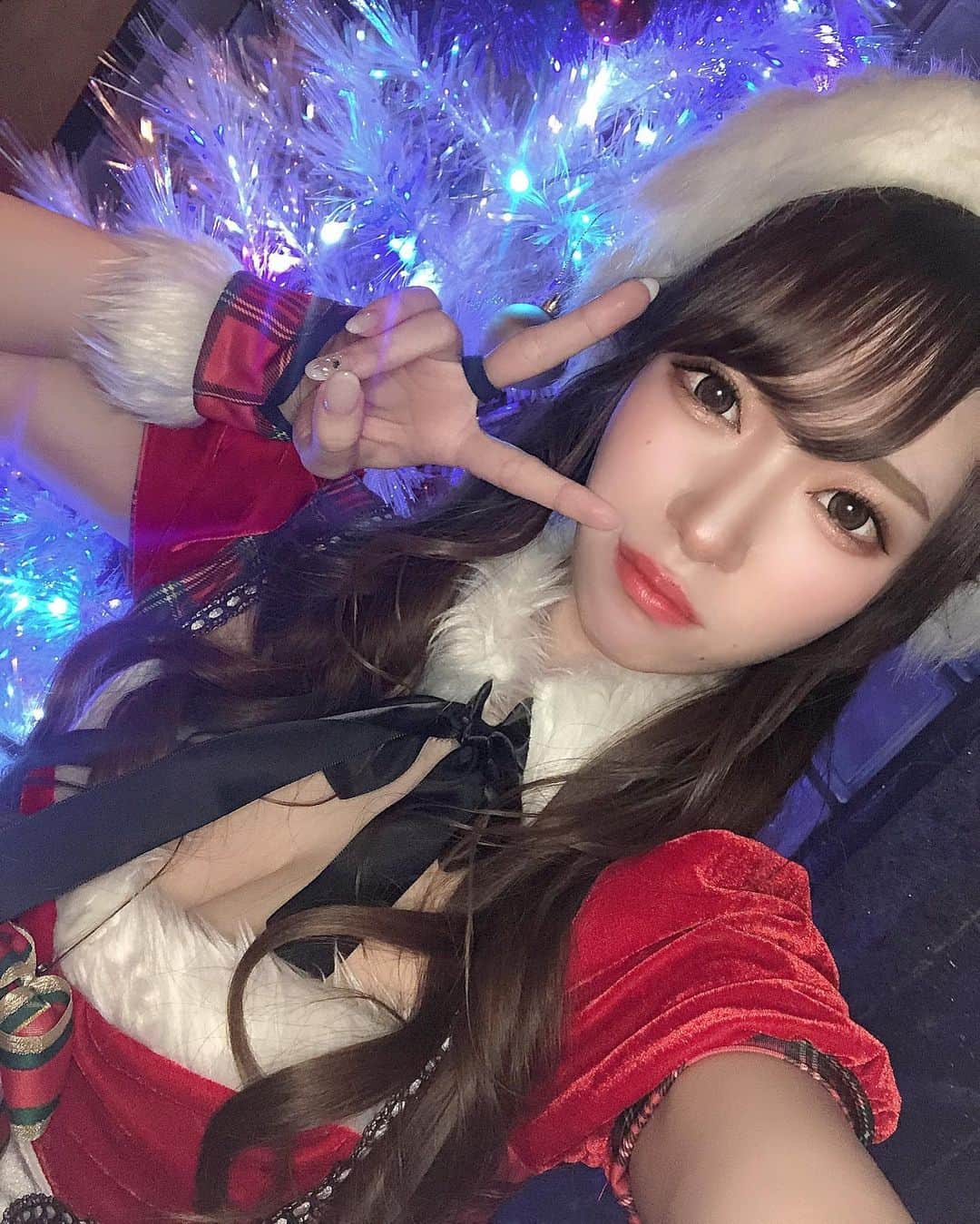 Rikaのインスタグラム：「. 最終日も　@malymoon1991  さんの サンタコス🎅❤️❤️❤️ . 安定にかわいいのです(ˊo̴̶̷̤ ̫ o̴̶̷̤ˋ) . やっぱりコスプレたのしいなあ〜 お客さんの要望でツインテールしちゃった🐰 普段とは違うリカでした．どー？？ . . .  #キャバクラ #キャバ嬢 #ドレス  #ビジョビ #富士見町 #可愛い  #美容 #お酒 #育乳 #ヘアメイク  #キャバドレス #千葉 #バストアップ  #富士見町 #歌舞伎町 #北新地 #可愛い #フォローミー #筋トレ  #ナイトナビ #自撮り女子 #❤️ #ホスト #キャバスタグラム #夜職  #加工スタグラム #バースデー #クリスマス #xmas #サンタコス」