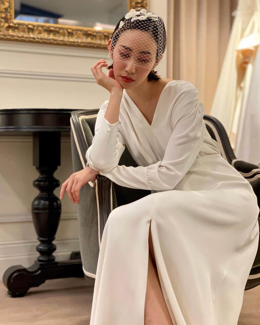 JUNOのインスタグラム：「News﻿！ ﻿ 日本初上陸ブランド﻿ LENA MEDOYEFF (レナ・メドエフ)﻿が JUNOに仲間入りしました ﻿ シンプル&クリーンなデザインは﻿ ファッションが好きで 自然体な花嫁の﻿ 心をときめかせることでしょう﻿ ﻿ ﻿ デザイナーのレナは﻿ 独立心が強く 自由思想﻿ ﻿ オールドファッションのクオリティと﻿ その過程を理解した上で﻿ モダンなスタイルを提案します﻿ ﻿ そのデザインへのポリシーは﻿ 私たちJUNOの目指す「伝統と革新の循環」と﻿ リンクして 心を揺さぶられました﻿ ﻿ ﻿ パワフルでフェミニンな花嫁のためのブランド﻿ LENA MEDOYEFF﻿ ﻿ 沢山の花嫁様の 運命の1着となります様に ﻿ Photo @lenamedoyeffbridal﻿ Dress “Fernanda” ﻿ #inesdisanto﻿ #MARCHESA﻿ #antonioriva﻿ #naeemkhan﻿ #inmaculada﻿ #kennethpool﻿ #zacposen﻿ #juno﻿ #junowedding﻿ #wedding﻿ #weddingdress﻿ #viktorandrolf ﻿ #lenamedoyeff ﻿ #ジュノ﻿ #ウエディング﻿ #ウェディング﻿ #ウエディングドレス﻿ #ウェディングドレス﻿ #ドレス﻿ #プレ花嫁﻿ #2020冬婚﻿ #2020秋婚﻿ #福岡花嫁﻿ #東京花嫁﻿ #九州花嫁﻿ #関東花嫁」