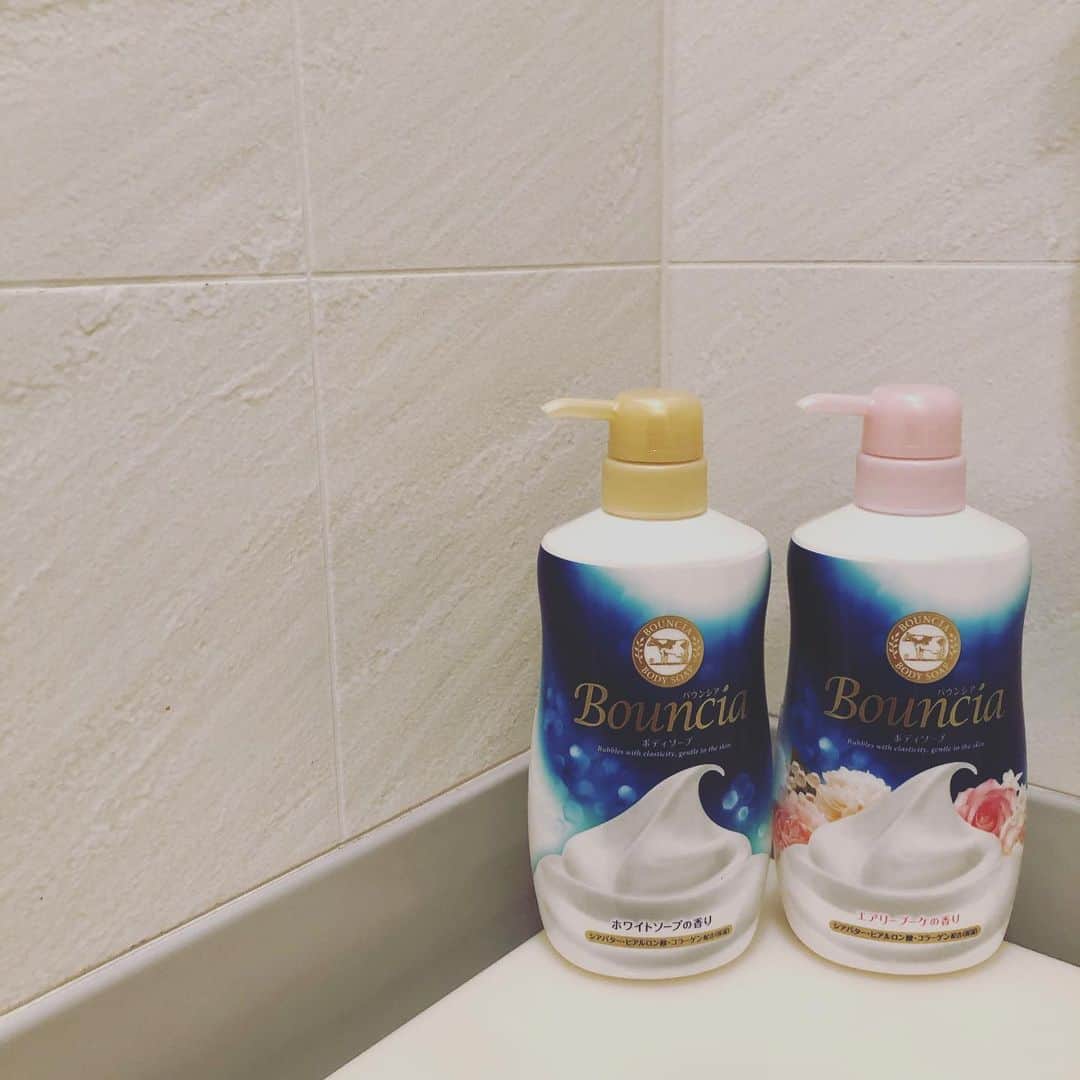 益田麻衣のインスタグラム：「バウンシアさん（ @bouncia_official ) から素敵なプレゼントが届きました♡  #バウンシア #バウンシアボディソープ #やば泡 #bouncia #ボディソープ #バスタイム #ホワイトソープの香り #エアリーブーケの香り #アンバサダーセット #amplitude 当選」