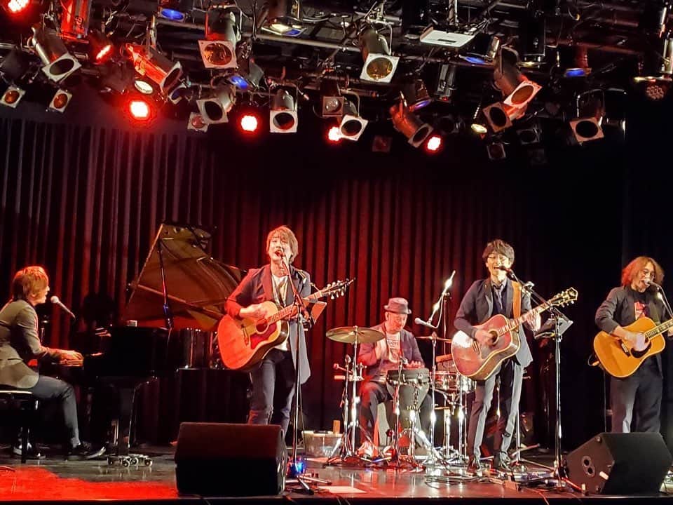 のインスタグラム：「，  N.U.color 2020年ラストワンマンライブ @横浜mint hall  ご視聴ありがとうございました！ メンバーのスキル（演奏はもとよりMCもww）が超絶高いので音楽的にもMC的にも（笑）、楽しんで頂けたのでは無いかな〜？と自画自賛しております♪  横浜mint hallスタッフの皆さんも全力で一緒にライブを作ってくれて嬉しかったしありがたかったな。次回は未定ですがN.U.の県民ホールが終わってから日程調整してワンマンやろう！って話して終わりました。その日を楽しみにしてて下さい！今日のアーカイブ、1/9まで観れるので是非ご覧下さい♪  https://twitcasting.tv/nuofficial1/shopcart/45037  carnivalの炭竃イントロは爆笑ですww あとは謎に最後のMCが職質トークになったのも見どころかとww   音楽的にはどれも捨てがたいけど、、、「キレイだ」「天体ショー」は何かが乗ってたな〜。スゲー良かった。  明日12/27(日)は 12:00〜N.U.ワンマンライブ「Uchi-K-heN? Vol.161」 https://twitcasting.tv/nuofficial1/shopcart/44876  20:00〜庭瀬幸一郎ソロワンマン「12月もお疲れちゃん会」 https://twitcasting.tv/niwase0218/shopcart/41939  の2本です！ 庭瀬的には明日がライブ納め。  今年は「配信」というものを知り、学び、もがき、自分なりのベストを模索した一年でした。そもそも配信に興味無かったから、、、ゼロからのスタートやったけど何事もトライし続けると見える、し続けないと見えない景色があるな〜と。音と映像のクオリティMAXを目指して構築したシステム、明日はお昼にN.U.として、夜にソロとして今年の集大成をお届けしたいな〜♪  昼はガッツリN.U.で歌います！ 夜はしっぽり今年を振り返りながらN.U.サワーで乾杯出来たら最高！  明日は怒涛の一日 駆け抜けまっす(￣^￣)ゞ  #エヌユー #配信ライブ #2020年歌い納め」