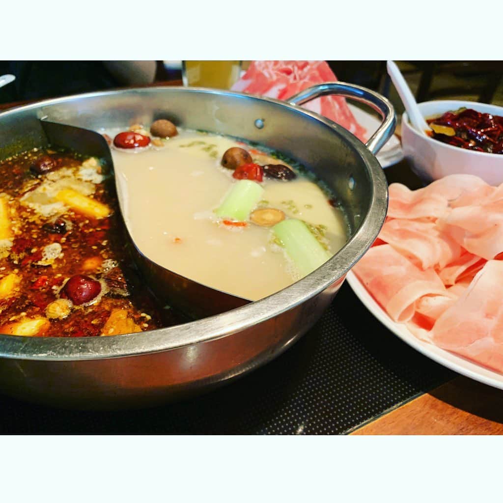 のインスタグラム：「久しぶりの火鍋がとっても美味しかった〜😉💕 また食べたいなぁ😋❤️ みんな♡ 先ずは自分の事を可愛がってあげてね😊 本当の気持ちに気付いてあげてね😌✨✨ そして、たくさん愛してあげてね❤️ 昨日も、そして今日もまた、生まれ変わる決意をされ、新たな自分に気付かれて心が緩んでいかれるのを見て、嬉しくなりました☺️☺️☺️  #火鍋#美味しい#delicious#fun#good#friend#happy#love#happiness#good#smile#tokyo#japan」