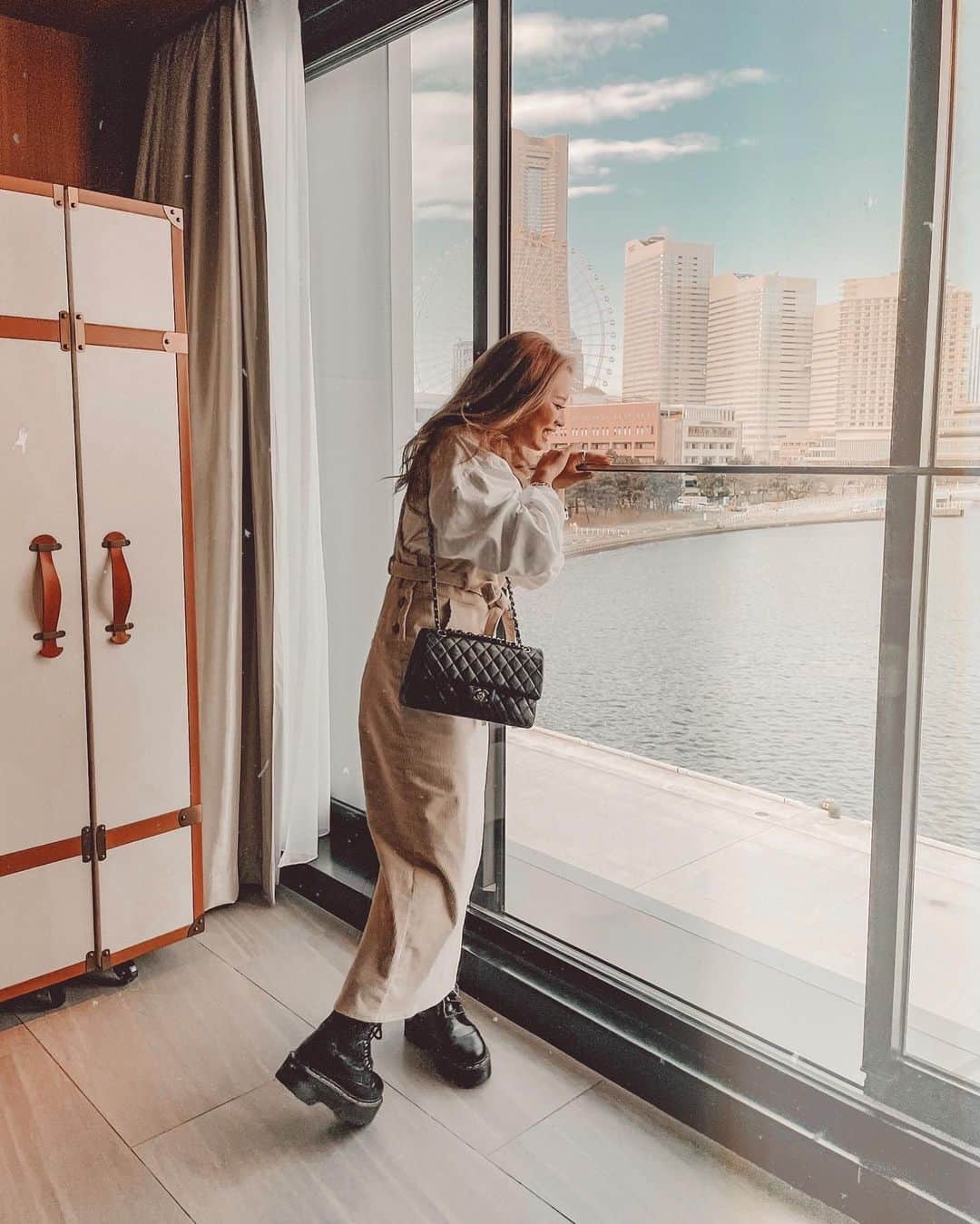 ✷kana✷のインスタグラム：「🛳✨ . . @icyokohamapier8  イブイブは、素敵な部屋に泊まったよ♡ . 東京夜景もさいこうだけど、 昔からみなとみらいの雰囲気が大好き💕 なぜかすごい落ち着くんだよね、、 . @_maliraj_  の コーデュロイサロペ、 シルエットも素材もほんとに可愛い♡」
