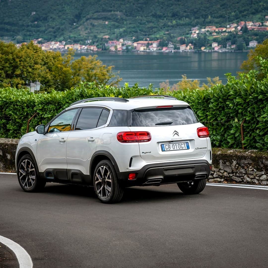Citroënさんのインスタグラム写真 - (CitroënInstagram)「Looking for an energy booster ⚡️? Drive around Lake Como with Citroën C5 Aircross SUV Plug-In Hybrid in 100% ëlectric mode thanks to its 55km range. #CitroënC5AircrossSUVHybrid #PlugInHybrid #SilentUrbanVehicle #ËComfortClass  #Comfort #ËlectricForAll #InspirëdByYouAll #New #Citroen #Car #Fashion #Electric #Instacar #Carsofinstagram #Auto」12月26日 19時37分 - citroen