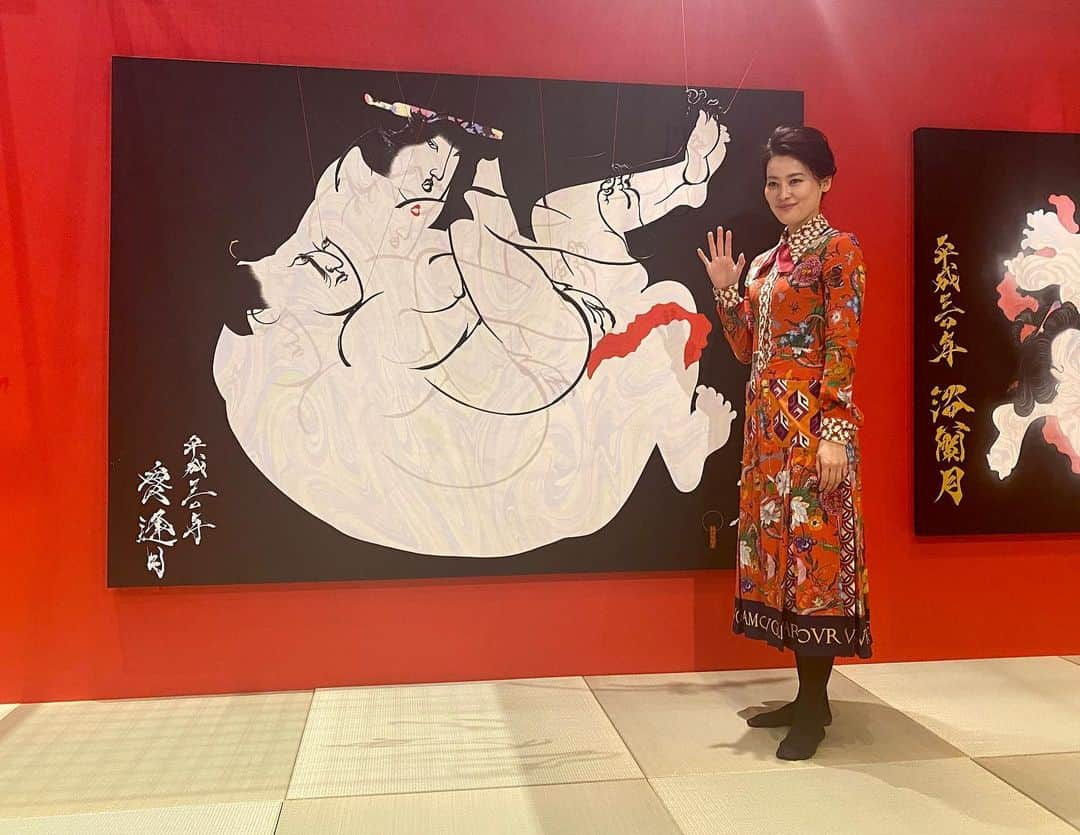 馬場彩月さんのインスタグラム写真 - (馬場彩月Instagram)「#Shunga art exihibition by #Shisyu san. It was a great and very unique experience I've ever had. Her art uses iron for the outlines 😲 本当に繊細で美しかったです。身体の色のdetailsも見てほしい🎨もっと芸術に寛大な国になりますように！ . Wishing you all a very happy new year 🎍 . #Chirstmas #workdone #ukiyoe 春画展 #紫舟さん #春画 #浮世絵 #代官山 #tsitegardengallery #art #lastday #japaneseart #samuraispirit #ukiyoe」12月26日 19時38分 - sazuki_vivian