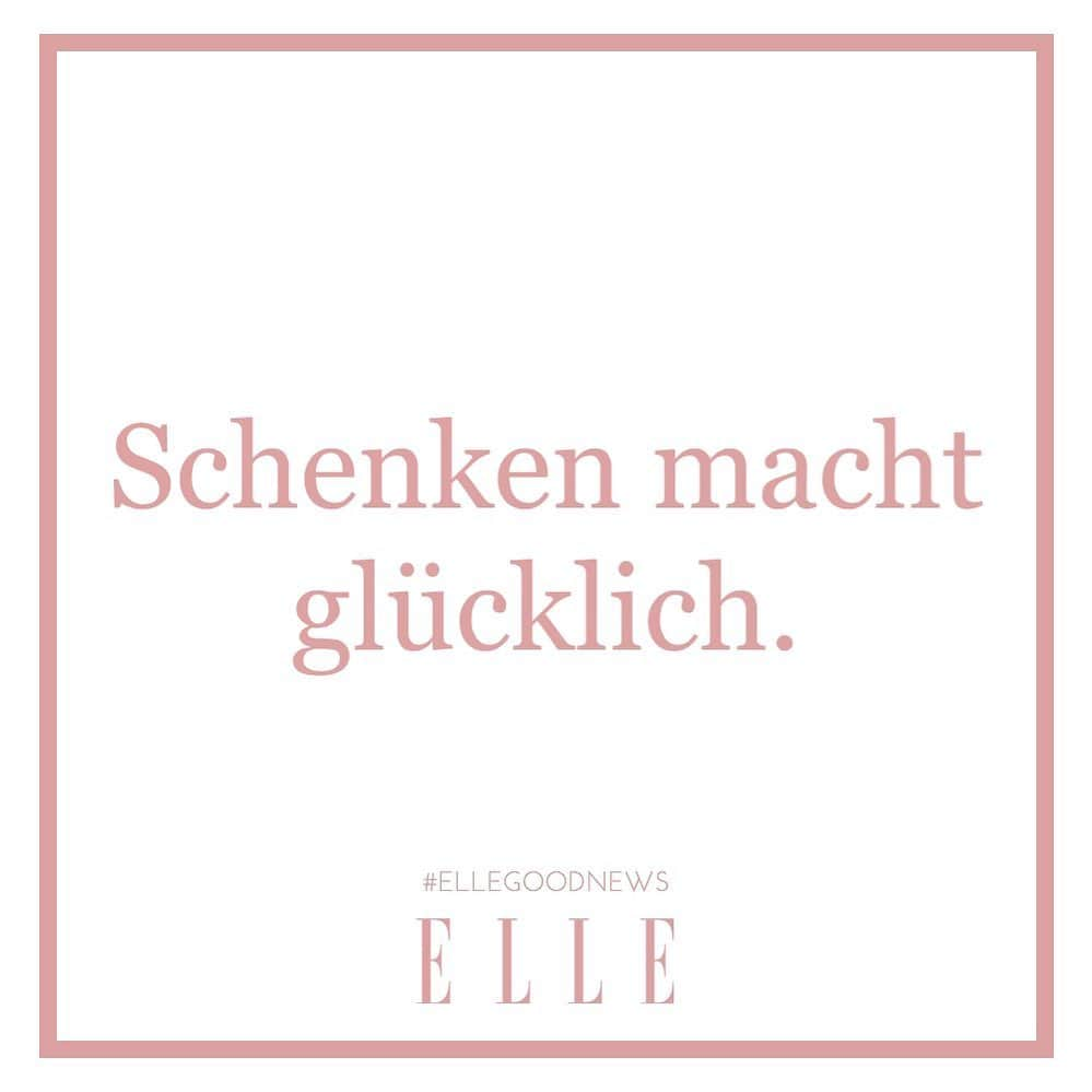 ELLE Germanyさんのインスタグラム写真 - (ELLE GermanyInstagram)「Schenken löst Glücksgefühle aus – das wurde in einer US-amerikanischen Studie der University Chicago und der Northwestern University herausgefunden. Laut der Forscher sei das Gefühl beim Geschenke machen von dem Gewöhnungseffekt ausgeschlossen – und verhalte sich damit anders als die Zufriedenheit bei sonstigen freudigen Erlebnissen, bei denen das Glücksempfinden nach mehrmaligem Erleben weniger würde. Das bedeutet, dass man sich selbst (und anderen) durch das Schenken jedes Mal wieder die gleiche Freude machen kann. Win, win! 🎁 #ellegoodnews #presents #christmas #geschenke」12月26日 19時38分 - ellegermany