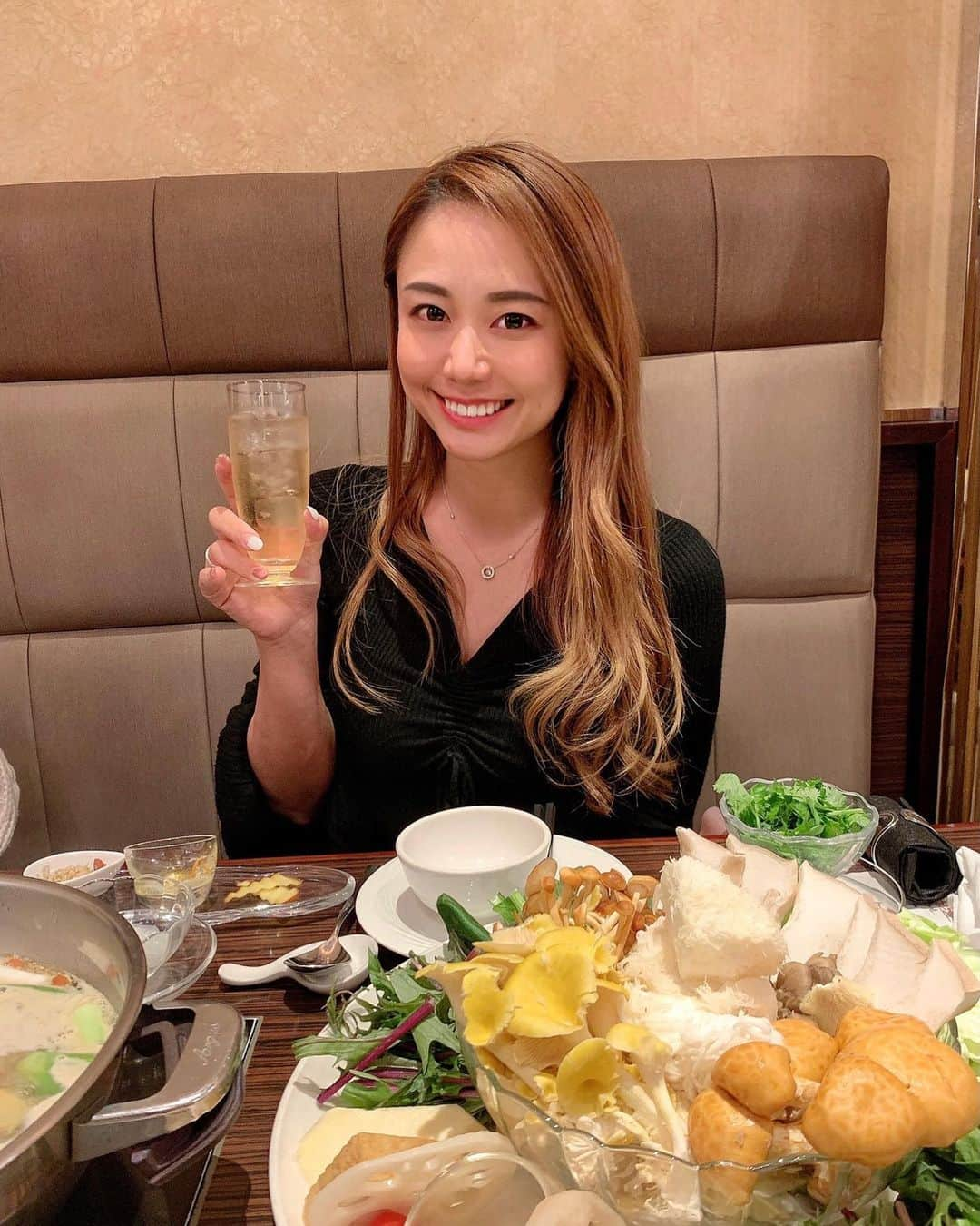 とくさきさんのインスタグラム写真 - (とくさきInstagram)「こんばんは⭐️ . この前火鍋を食べに行ってきたよ🍲💕 キノコの量がすごくて驚いた🥺 . 1年ぶりくらいにみんなに会えて嬉しかったなぁ〜🥺❤️ もともと1年目の時に同じチームだったメンバーなんだけど、やっぱり同期っていいね😌 . 私は明日からゴルフウィークに突入します⛳️ #ゴルフ#ゴルフ女子#golf#golfgirl#golfswing#ゴルフスイング#sports#スポーツ#スポーツ女子#골프#골프여자#尔夫球#高尔夫#火鍋#銀座」12月26日 19時40分 - tokusaki_golf