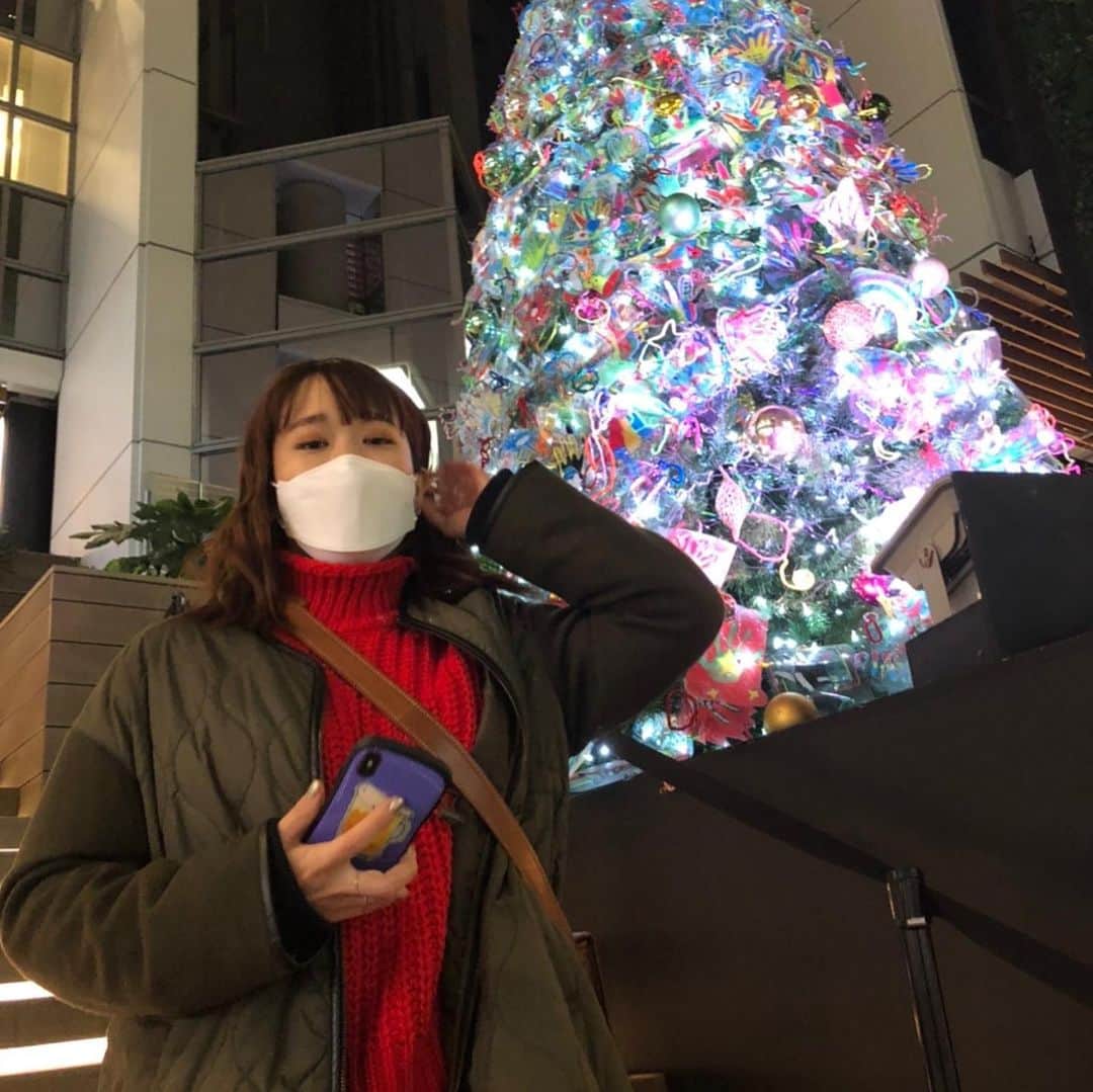 ゆうりさんのインスタグラム写真 - (ゆうりInstagram)「・ めりーくりすます感の写真。 ・ ・ この間サクッと川崎駅に 買い物に行った日✌︎ 頑丈なマスクをつけてます✌︎ぴょえん ・ ・ ▶︎こーでぃねーと ○こーと：Ray BEAMS ○赤のトップス：H&M ○スカート：GU(去年) ○ブーツ：ユニクロ ○鞄：土屋鞄 ・ ・ #メリークリスマス #最近はいてつく寒さだね #でも冬ファッションが1番好き #お正月が好き #ファッションをもっと載せてもいい？笑笑」12月26日 19時40分 - i_am_yuurich