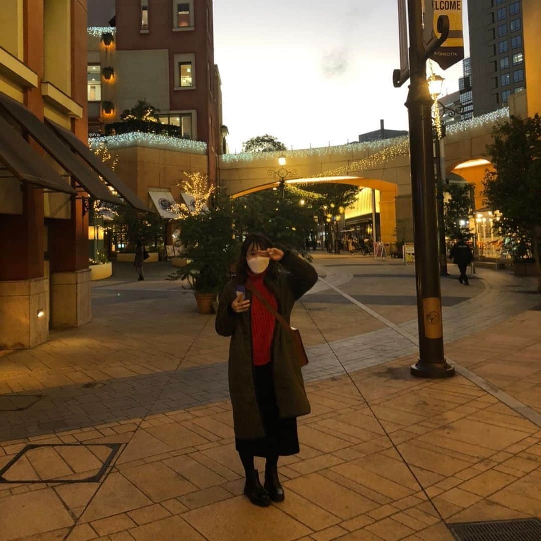 ゆうりさんのインスタグラム写真 - (ゆうりInstagram)「・ めりーくりすます感の写真。 ・ ・ この間サクッと川崎駅に 買い物に行った日✌︎ 頑丈なマスクをつけてます✌︎ぴょえん ・ ・ ▶︎こーでぃねーと ○こーと：Ray BEAMS ○赤のトップス：H&M ○スカート：GU(去年) ○ブーツ：ユニクロ ○鞄：土屋鞄 ・ ・ #メリークリスマス #最近はいてつく寒さだね #でも冬ファッションが1番好き #お正月が好き #ファッションをもっと載せてもいい？笑笑」12月26日 19時40分 - i_am_yuurich