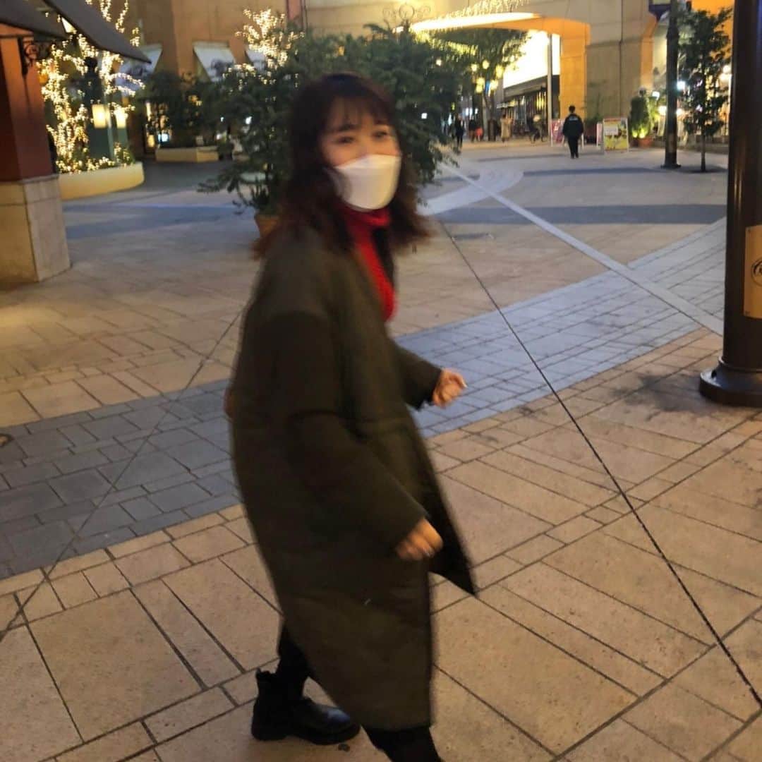 ゆうりのインスタグラム：「・ めりーくりすます感の写真。 ・ ・ この間サクッと川崎駅に 買い物に行った日✌︎ 頑丈なマスクをつけてます✌︎ぴょえん ・ ・ ▶︎こーでぃねーと ○こーと：Ray BEAMS ○赤のトップス：H&M ○スカート：GU(去年) ○ブーツ：ユニクロ ○鞄：土屋鞄 ・ ・ #メリークリスマス #最近はいてつく寒さだね #でも冬ファッションが1番好き #お正月が好き #ファッションをもっと載せてもいい？笑笑」