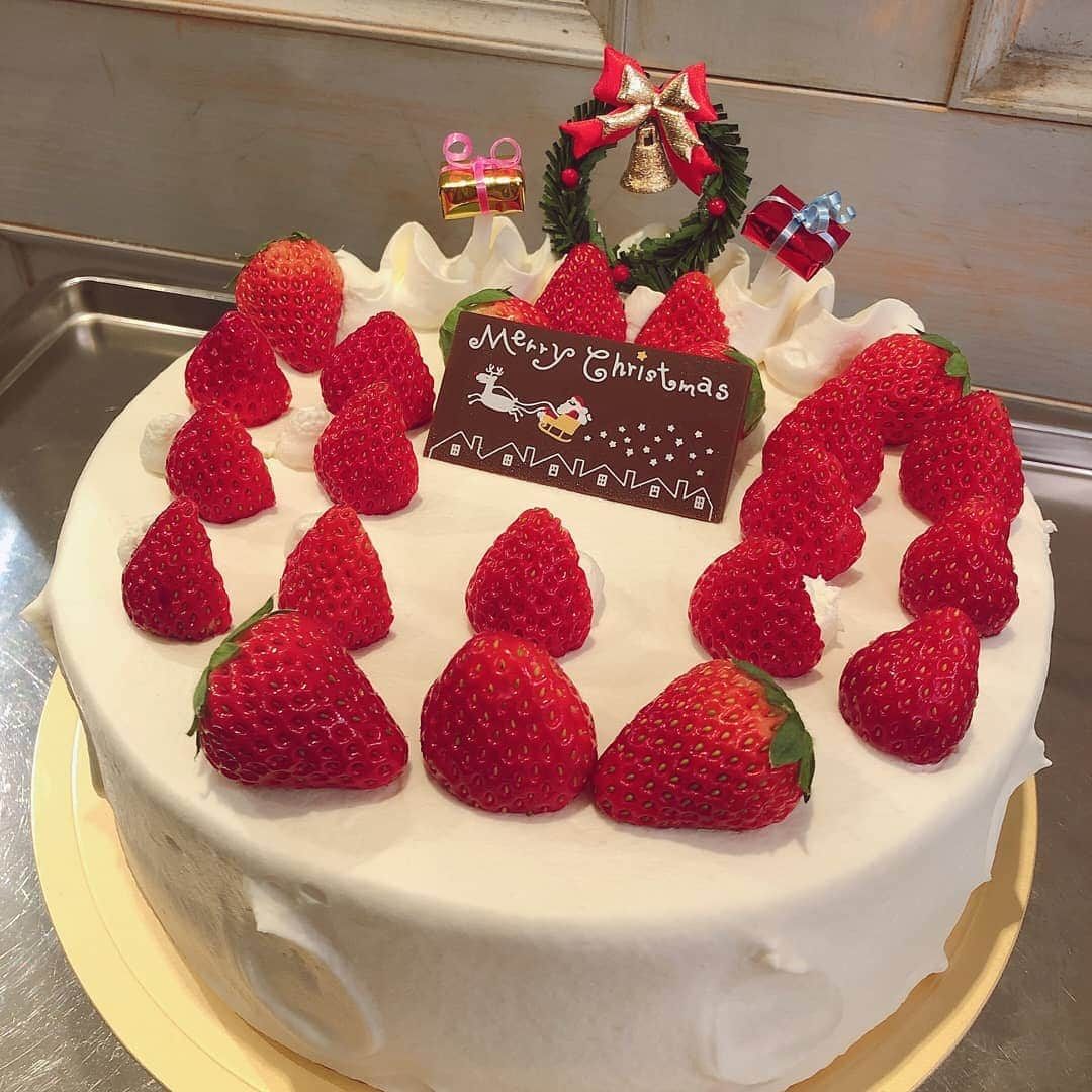 ROIさんのインスタグラム写真 - (ROIInstagram)「昨日はクリスマス🎅いう事で、代表野口がケーキを用意してくれました💕. スタッフ全員で美味しく頂きました☺️🍴✨. 今年も残り僅か！髪を綺麗に整えて、新年を迎えましょう💕😀. . 御予約お待ちしております✨. . . 【年末年始の営業】. 12月30日（水）10時〜19時まで営業. . 12月31日〜1月6日までお休みを頂きます. . 年始は1月7日（木）12時〜営業致します。 . . . #ROI #roi #ロイ #hairsalon #hairstyle #hair #hairstyles #ヘアサロン #美容院 #美容室 #青山ヘアサロン #表参道ヘアサロン #青山美容室 #青山美容院 #表参道美容院 #表参道美容室 #美髪 #美髪ケア #ヘアケア #艶髪 #艶髪トリートメント #髪質改善 . #ピコトリートメント　#サロンオリジナルメニュー#サロンオリジナルトリートメント　 #年末年始のお知らせ　. #今年もあと少し　. #ご予約お待ちしております　.」12月26日 19時41分 - roi_salon