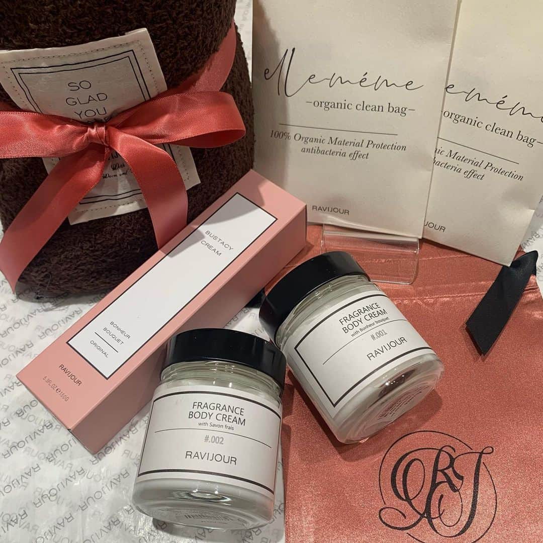 Ravijour札幌4丁目プラザ店のインスタグラム：「. 人気の雑貨シリーズ✨ . ✔️フレグランスボディークリーム ¥2,590+tax . ✔️バスタシークリーム ¥2,990+tax . ✔️消臭ペレット ¥2,690+tax . ボディークリームのご紹介を ブログ更新してますので 気になった方はTOPのURLから✈︎   #ravijour  #ravijourstaff  #ravijour_official  #ravijoursapporo  #ラヴィジュール #雑貨 #ボディークリーム」