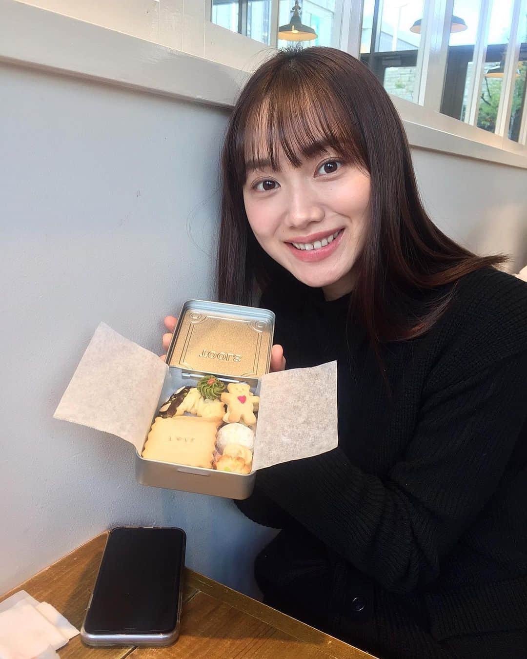 海野ナルのインスタグラム：「大学の友人と☺️💓 手作りクッキー缶プレゼントしました🎁🍪 喜んでくれて嬉しい😆💕 いつも本当にありがとう😍🎀✨ だいすきなお友達👭💕 #クッキー缶 #friends #プレゼント」