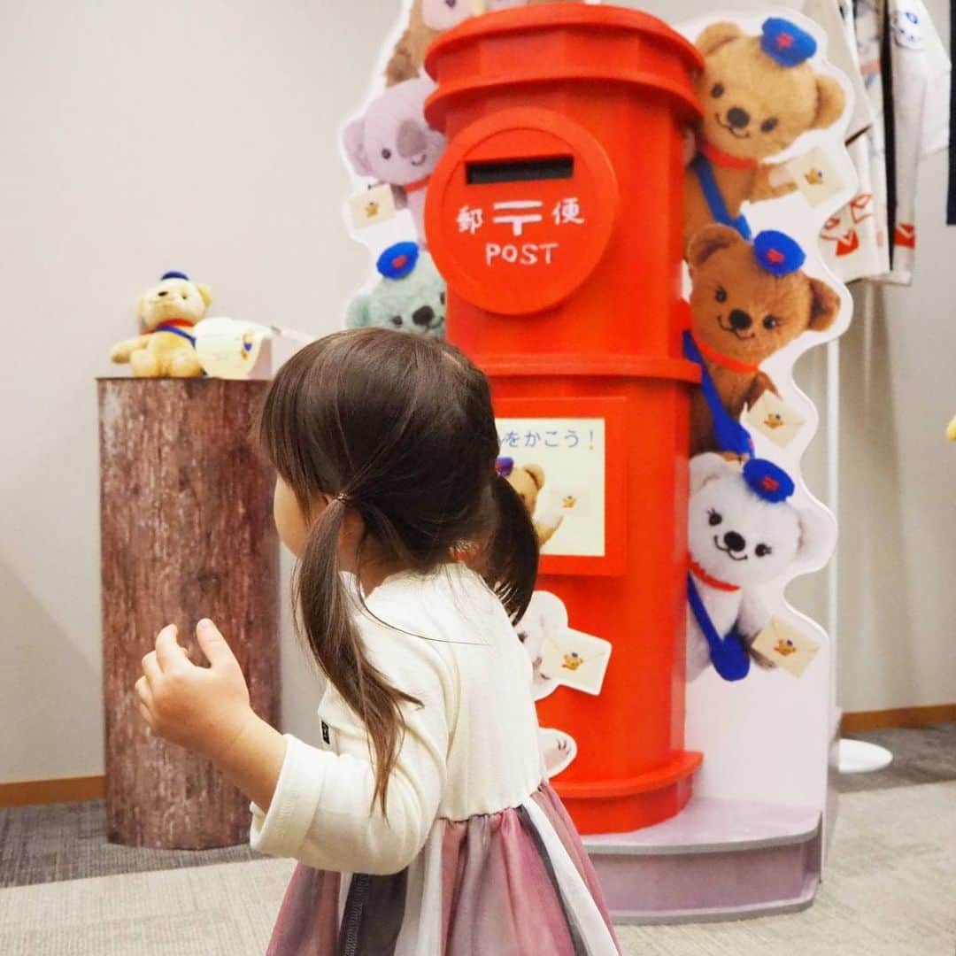 Kuboi Ayumiさんのインスタグラム写真 - (Kuboi AyumiInstagram)「かわいすぎるぽすくまの部屋に遊びに行ってきました。 どうだったかは、娘の笑顔を見ていただければわかるかと。  みなさん、ぽすくまをご存知でしょうか。 ぽすくまは日本郵便のキャラクターで、くまのぬいぐるみの郵便屋さんなんです。 郵便局で見かけたことがある方もいらっしゃいますかね。  ぽすくまの部屋はぽすくまが働いている森の郵便局をイメージした ぽすくまと仲間たちが楽しくお話ししているお部屋。 至るところにぽすくまたちやグッズがたくさんあって、かわいくて娘は大興奮でした。  お部屋で見た動画にはまってしまったので、おうちに帰ってからも ぽすくまのYouTubeに夢中な娘なのでした（笑）  今、キャンペーン開催中でぽすくまへおたよりを送ると 全員にぽすくまからお返事がもらえちゃいます。 数量限定で八代亜紀さんが描いたオリジナルイラスト封筒でお返事をもらえたり。 そして、おたよりを送った方の中から抽選で私も遊びに行ってきた ぽすくまのお部屋にご招待してもらえるチャンスも！  興味がある方は公式サイトや、公式Instagram（@posukuma_yubin）でチェックしてみてくださいね。  #ぽすくま #ぽすくまの部屋 #PR #八代亜紀 #手紙  #日本郵便 #郵便局 #キャンペーン #キャンペーン企画」12月26日 19時46分 - himekagami