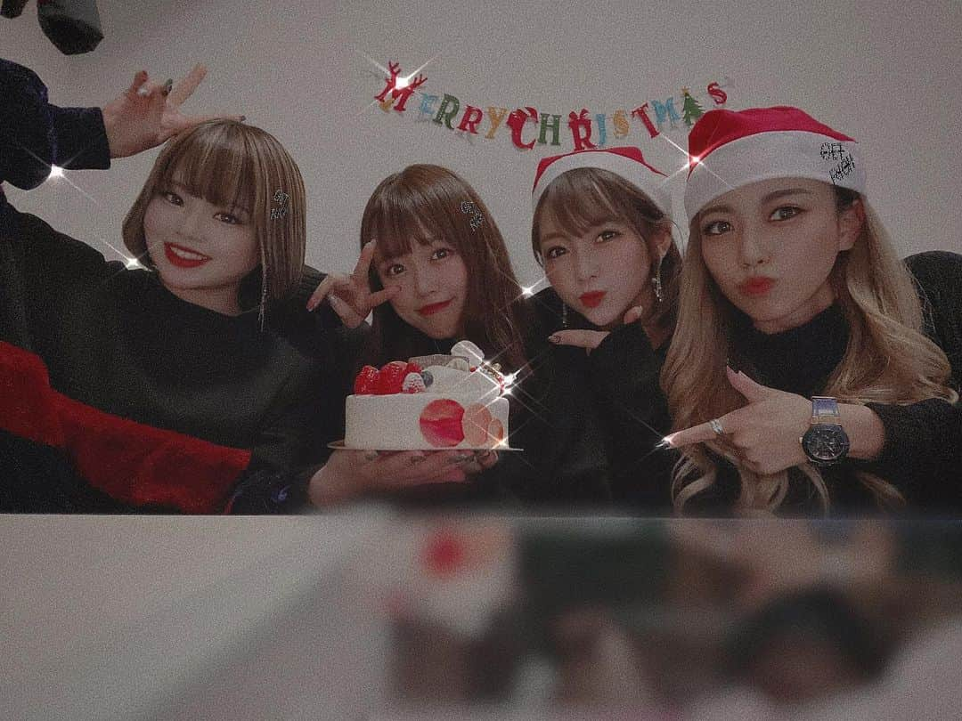 NATSUさんのインスタグラム写真 - (NATSUInstagram)「﻿ ﻿ ﻿ Merry  Christmas .﻿ ﻿ ﻿ ﻿ ﻿ ﻿ 🤍💚 🎅🤚🏻 💚🤍﻿ ﻿ 　﻿ ﻿ ﻿ ﻿ 昨日は私のお家でパーティーっ🥳🥳﻿ ﻿ ﻿ ﻿ ﻿ ﻿ ﻿ ピザとケーキ食べて﻿ いっぱい喋って笑ってゲームして﻿ めちゃ楽しいクリスマスでした🎄♡﻿ ﻿ ﻿ ﻿ ﻿ ﻿ ﻿ CHALサンタ　MIYUサンタ﻿ REINAサンタからプレゼントも﻿ 貰って幸せでした〜✌︎✌︎﻿ ﻿ ﻿ ﻿ ﻿ 皆様はどう過ごされましたか？？🐾﻿ ﻿ ﻿ ﻿ ﻿ #プロ野球 #ORIX #野球　﻿ #natsu_bsgirls #instagram #instagood﻿ #follow #me #love ﻿ #instadaily #daily #instalike #photooftheday #picoftheday #fashion #selfie #ootd #ファッション#いいね #フォロー  #셀카 #셀스타그램 #데일리 #좋아요 ﻿ ﻿」12月26日 19時48分 - natsu_bsgirls_358