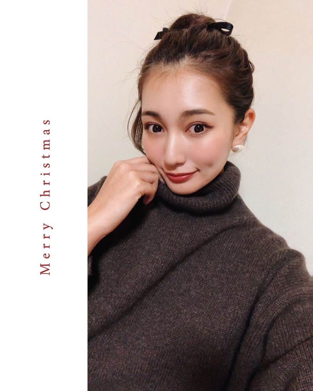 七原月乃のインスタグラム：「merrychristmas🎄🎅🏻 今年は愉快な友達サンタたちとクリスマスパーティした💭 • • • @asami_nakamura_ × @stylevoice_official  コラボのニット🦌❄️  しっかり厚みあってニット一枚だけでもあったかくて最高  @usagionline と @jadorejunonline でも購入できる見たいです • • • #christmas#code#nit#winter#fashion」