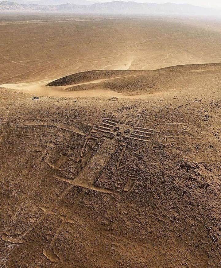 Discover Earthさんのインスタグラム写真 - (Discover EarthInstagram)「The Atacama Giant (in Spanish: Gigante de Atacama) is a huge anthropomorphic geoglyph located on the flank of the Cerro Unita (1,245 m) about 15 km northeast of the Chilean city of Huara and 90 km from that of Iquique, in the Atacama Desert.  Visible from the ground unlike the great figures of Nazca and almost 85 m long, it lies on the route of the Inca Trail, which is regularly used for transhumance.  It is assumed that it represents either a shaman or yatiri, or the Andean deity Tunupa-Tarapaca, who made a journey from Lake Titicaca to the Pacific Ocean.  Other geoglyphs formed by concentric lines and circles remain in the surrounding area.  #discoverchile🇨🇱 DM for credits . . . . . .  #atacama  #chile  #travel  #sanpedrodeatacama  #atacamadesert  #desert  #nature  #desertodoatacama  #desiertodeatacama  #southamerica  #trip  #copiapo  #desierto  #travelphotography  #deserto  #photography  #travelgram  #chiletravel  #landscape  #sanpedro  #valledelaluna  #wanderlust  #naturephotography  #tbt  #instachile  #landscapephotography  #adventure  #love  #instatravel」12月26日 20時00分 - discoverearth