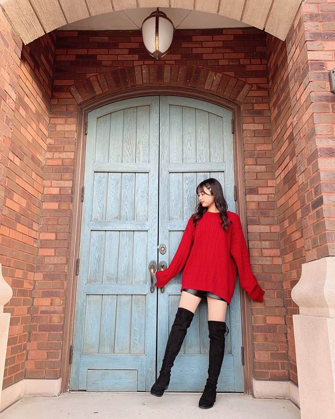 宮丸くるみのインスタグラム：「クリスマスの私服( ¨̮ )  ・ ・ ・  #リリバリ #lilyofthevalley #アイドル #idol #jk #17歳 #高校生 #私服 #クリスマスコーデ #ニットコーデ #赤ニット #くるみんコーデ #今日のコーデ #コーディネート #ニーハイブーツ #冬コーデ #ロングヘア #黒髪 #巻き髪 #全身」