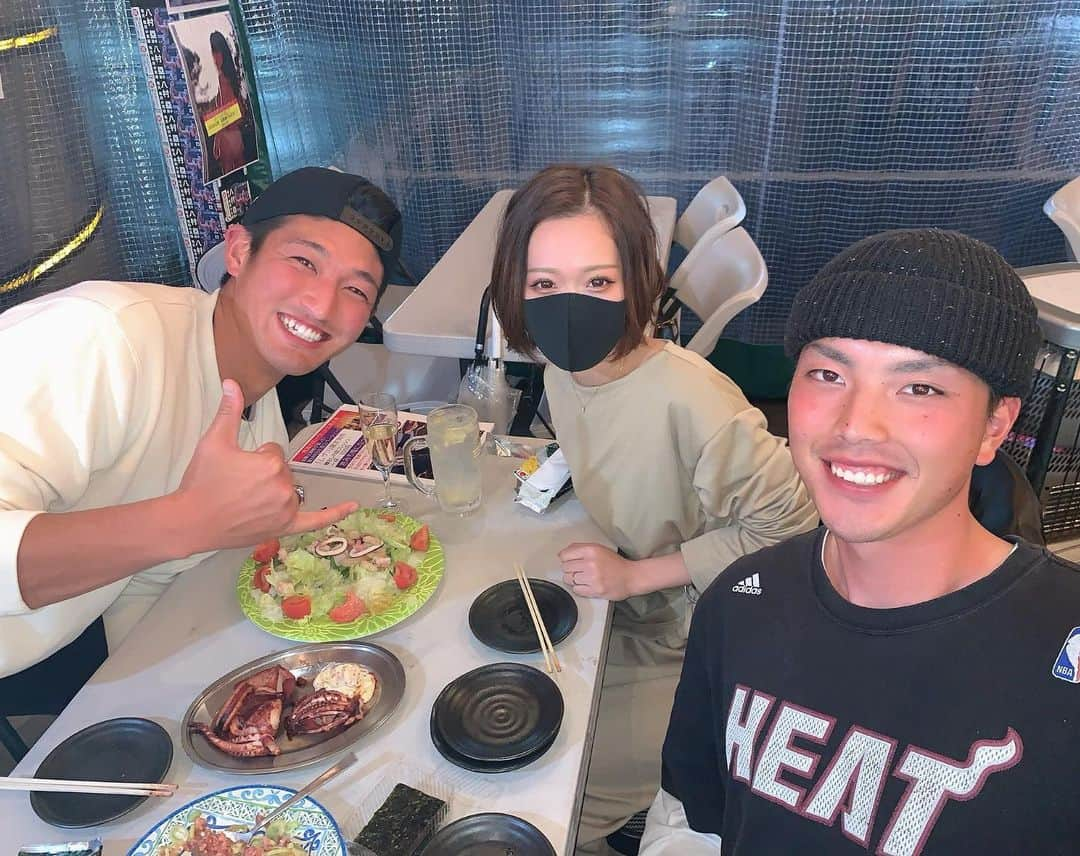 こっちゃんのインスタグラム：「先月、武くんと3人で水野さんのお店で美味しいご飯を食べさせてもらったよ🍚 @take.hayate_official  @otoko_bar__mizuno_jun   いつも旦那だけじゃなく、気を遣って私まで誘ってくれる武くんの優しさにも改めて感動したし 店主の水野さんがとにかく優しいし面白くて面白くて笑いっぱなし😂出会って間もない私らにも隔てなく仲良くしてくださるし、カターレの事もめちゃくちゃ応援してくれてて嬉しかったなぁ…☺️ ご飯もお酒もデザートも全部全部美味しくて、すごい幸せな1日やった😍ほんまにまた早く行きたい！富山のパパみたいな感覚😂  年末年始毎日ノンストップで営業されるみたいなので富山の方是非👍 #まじでびびる   #富山 #富山グルメ #富山市 #カターレ富山 #武颯 #田中勘太 #漢の立ち飲みbarみずの酒店  #もつ鍋」