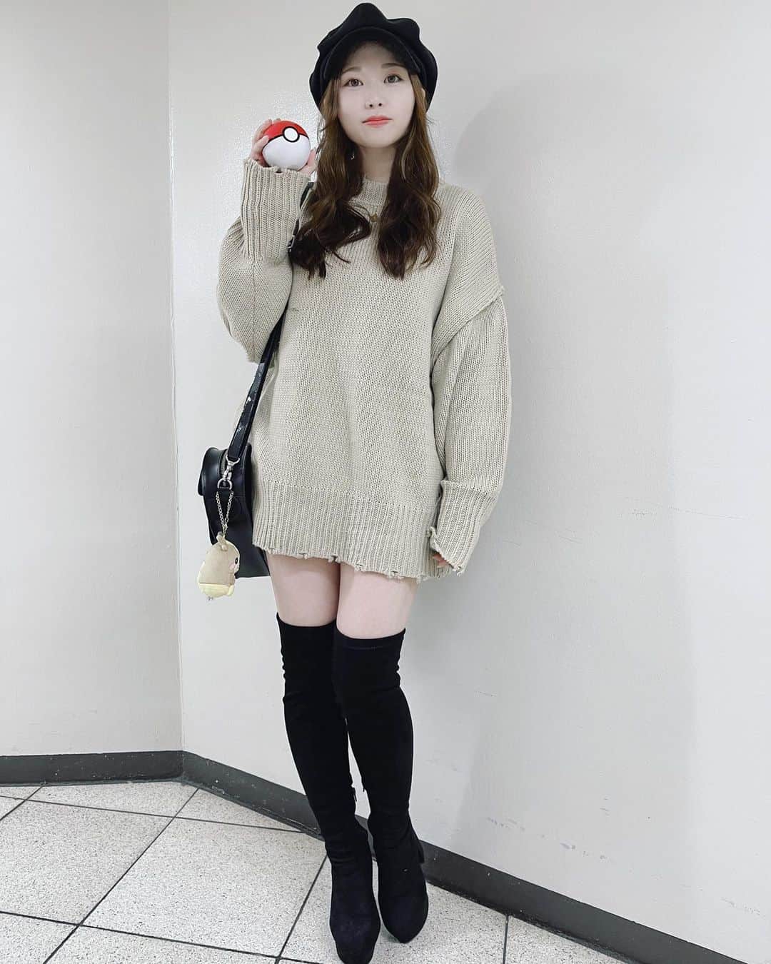 平崎里奈さんのインスタグラム写真 - (平崎里奈Instagram)「ポケモントレーナーなので😾‼️ (いつもモンスターボールにおピカ入れて持ち歩いてる) 2.3枚目顔すごいのでスタンプで隠させてもろて。  #gravureidol #japanesegirl #japanese #ootd #グラビア #グラドル #グラビアアイドル #平崎里奈 #グラリナ #instagood  #偶像 #粉我 #selﬁe #selfiegirl #fashion #winter #winterfashion #grl #doctormartens #punyus #drmartens #pokemon #pikachu #monsterball #ポケモン #ピカチュウ #モンスターボール」12月26日 19時57分 - hirasakirina