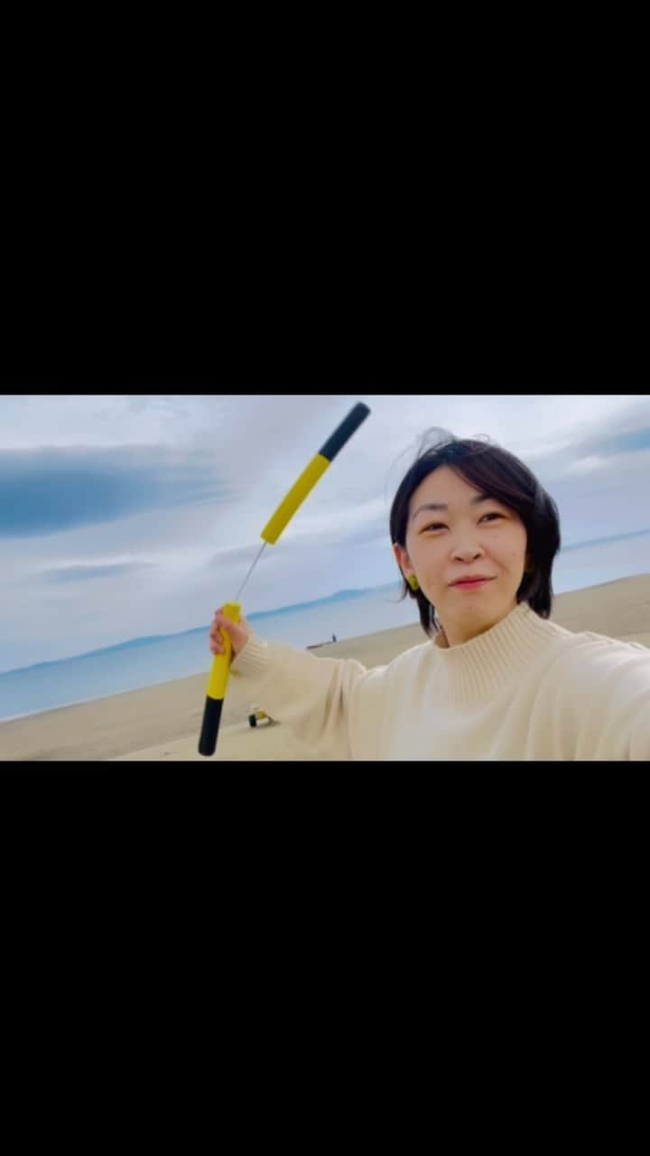のインスタグラム：「ヌンチャク女と海🏄‍♀️ 最後誰か来た‼︎Nunchaku girl #nunchaku #journey #japan #sea #oneself #merrychristmas」