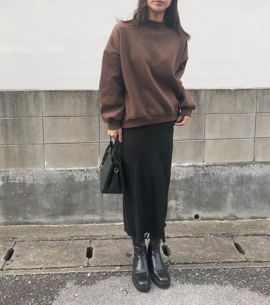 Minamiのインスタグラム：「﻿ ﻿ ﻿ 先日のふく。﻿ @fifth_store のスウェットにバッグ。﻿ #サイドファスナーモックネック裏起毛スウェット は暖かくてサイドファスナーがかわいい。﻿ ﻿ #サークルモチーフハンドバッグ はコンパクトだけど物もしっかり入る。便利。﻿ ﻿ 60%offしてるみたい！のぞいてみてね◡̈︎﻿ ﻿ #fifth﻿ #editsheen ﻿ #fifthtl ﻿ #フィフス﻿ #エディットシーン ﻿ #バッグ﻿ ﻿ ﻿」
