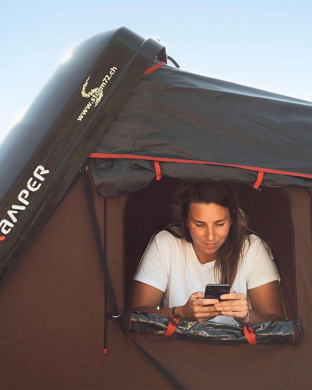 Porscheさんのインスタグラム写真 - (PorscheInstagram)「At home, on the road. Porsche factory driver, @simonadesilvestro, reveals her love of nature...while never straying too far from her Cayenne. Join her camping trip in Christophorus Online. Link in bio.  __ Cayenne Turbo Coupé: Fuel consumption combined: 11,6 l/100 km; CO2 emissions combined: 264 g/km I https://porsche.click/DAT-Leitfaden I Status: 12/2020」12月26日 20時01分 - porsche